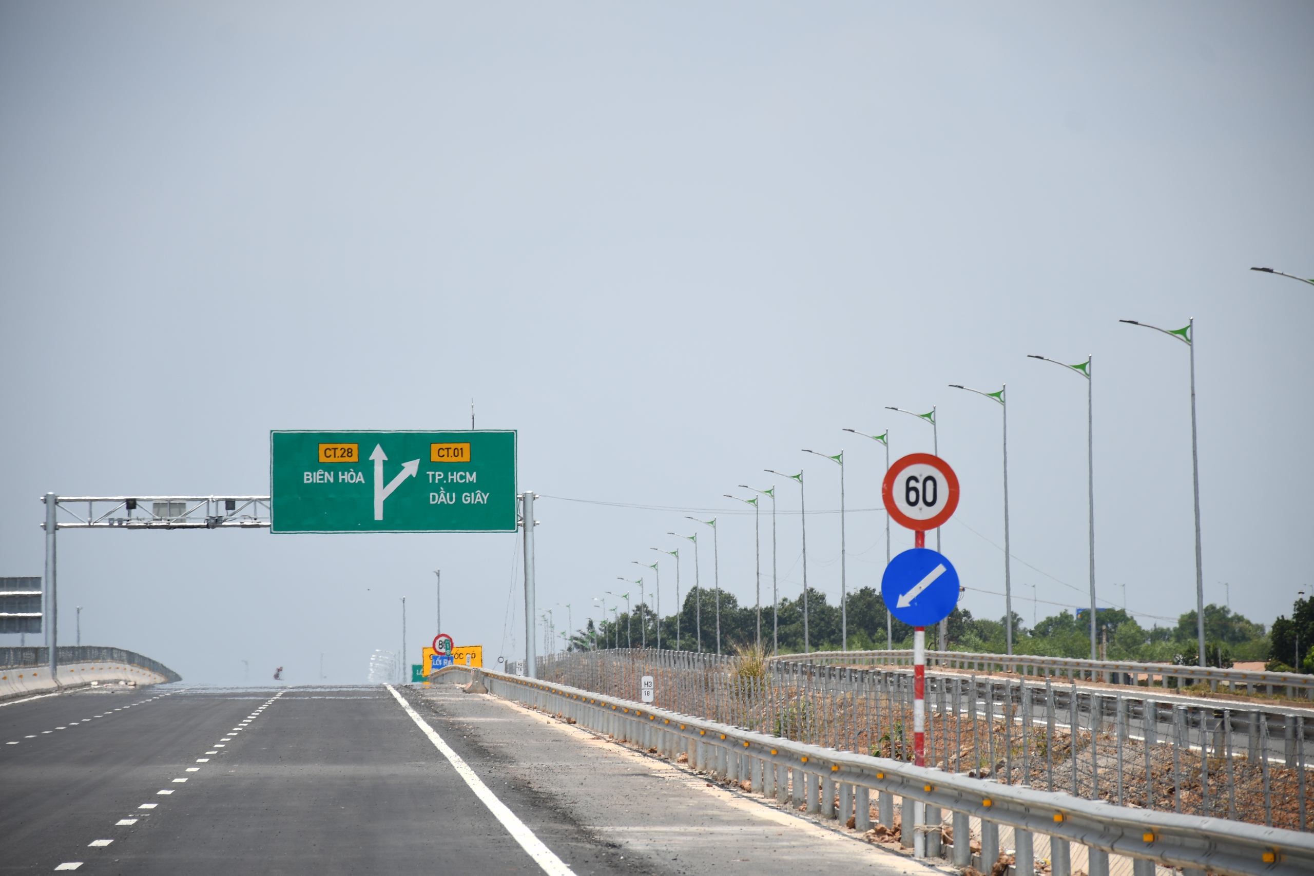 Cao tốc Bi&ecirc;n H&ograve;a - Vũng T&agrave;u chốt th&ocirc;ng xe dự &aacute;n th&agrave;nh phần 2 v&agrave; 3 đ&ecirc;m 29-4 - Ảnh 7.