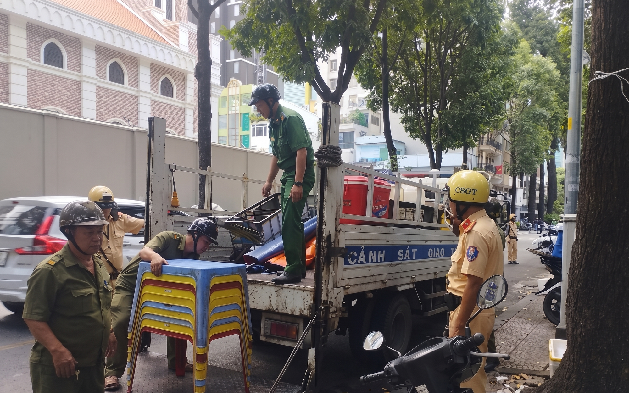 Tạm giữ nhiều xe bánh mì, tủ nước mía do lấn chiếm vỉa hè ở trung tâm TPHCM