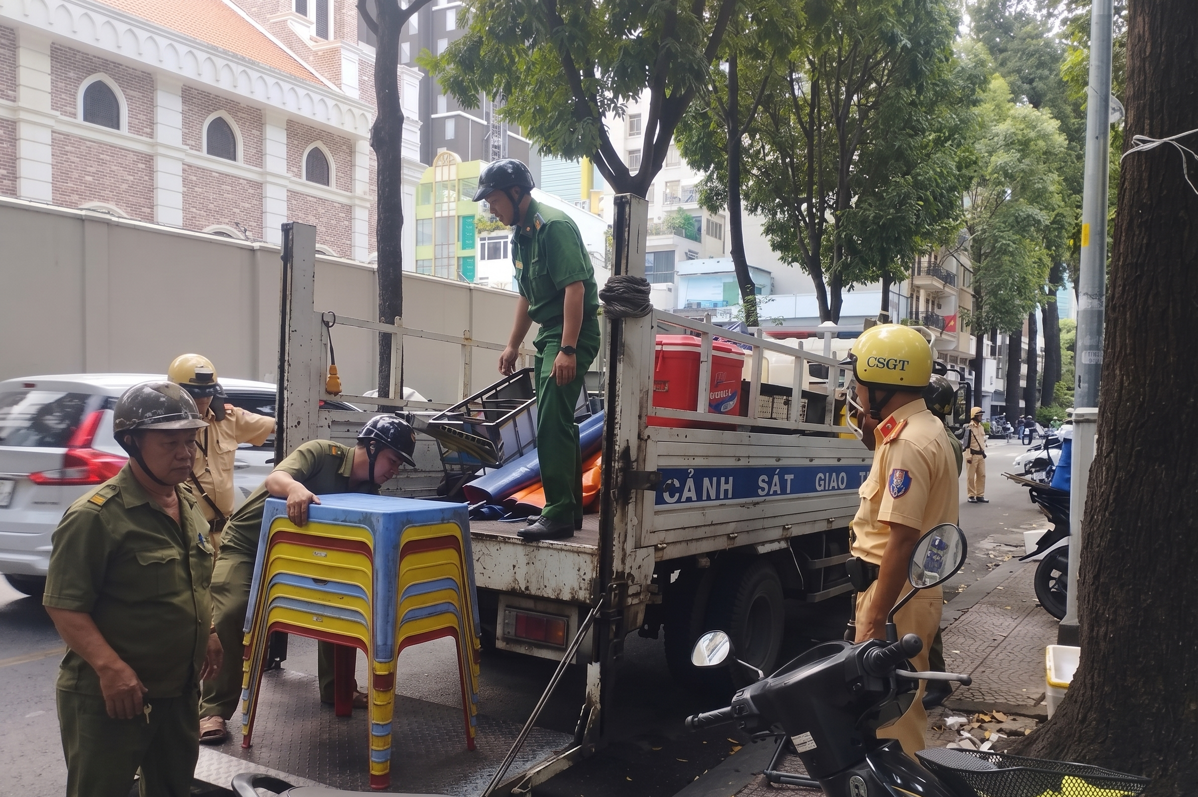 Tạm giữ nhiều xe b&aacute;nh m&igrave;, tủ nước m&iacute;a do lấn chiếm vỉa h&egrave; ở trung t&acirc;m TPHCM - Ảnh 1.