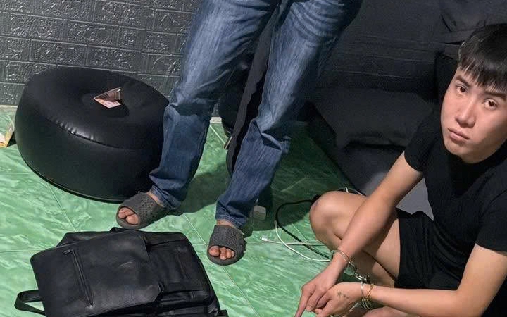 Kẻ "lừa" hai cửa hàng điện thoại ở TPHCM bị bắt