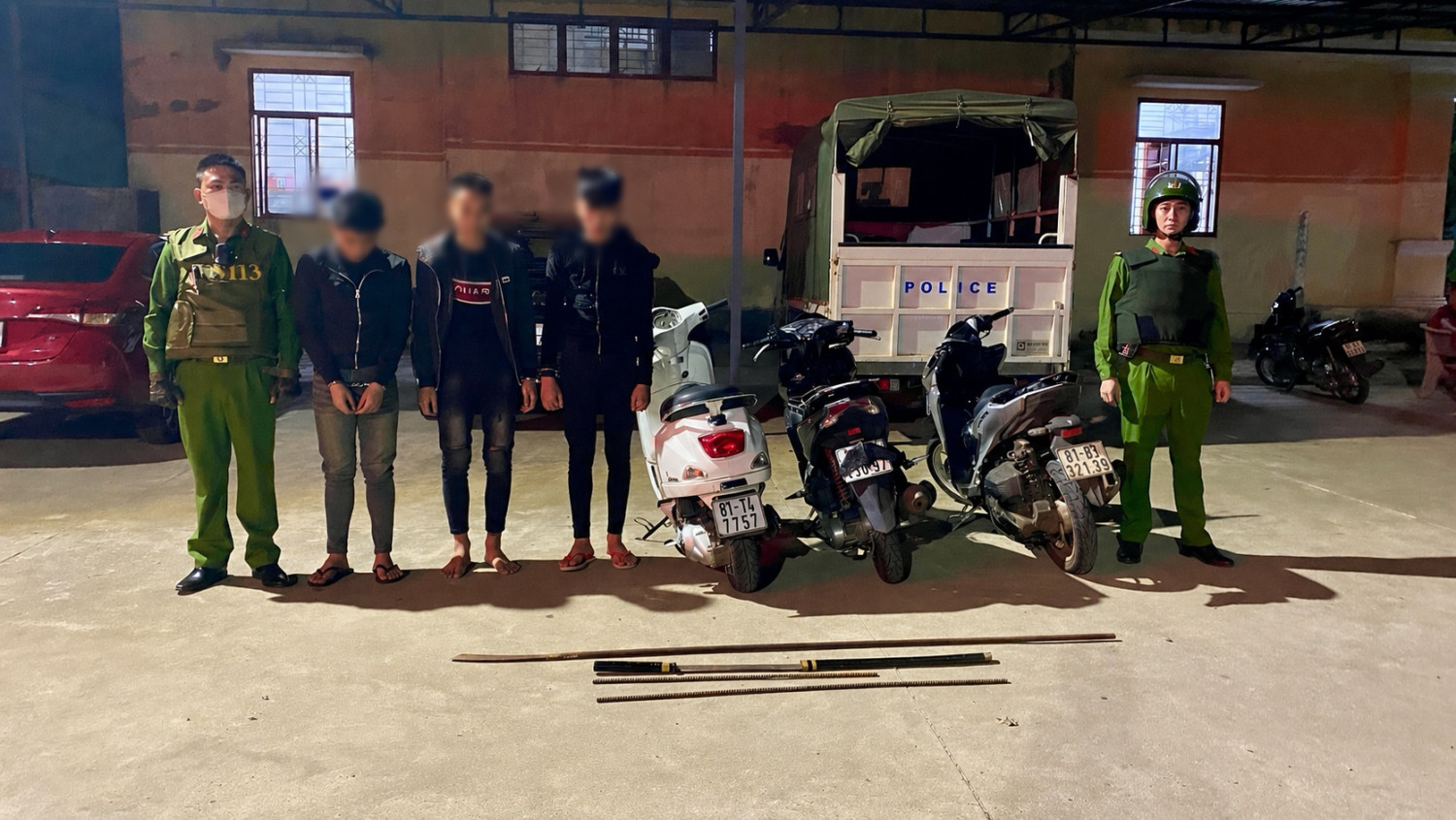 Chặn nh&oacute;m thiếu ni&ecirc;n mang hung kh&iacute; giữa đ&ecirc;m, lộ th&ecirc;m vụ tai nạn 3 người tử vong - Ảnh 1.