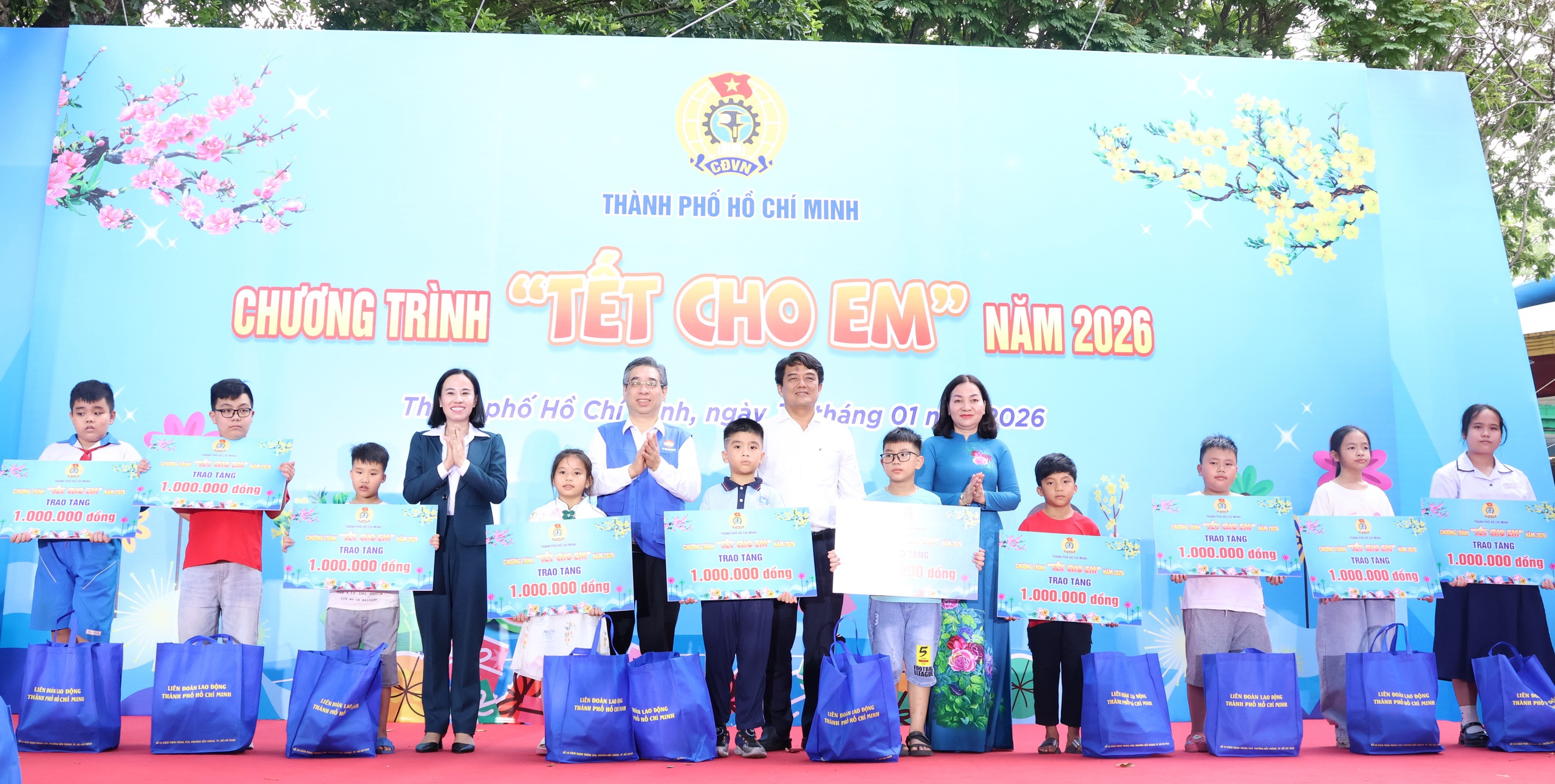 Không để ai bị bỏ lại phía sau: TPHCM dệt lưới an sinh, giữ nhịp lòng dân - Ảnh 5.