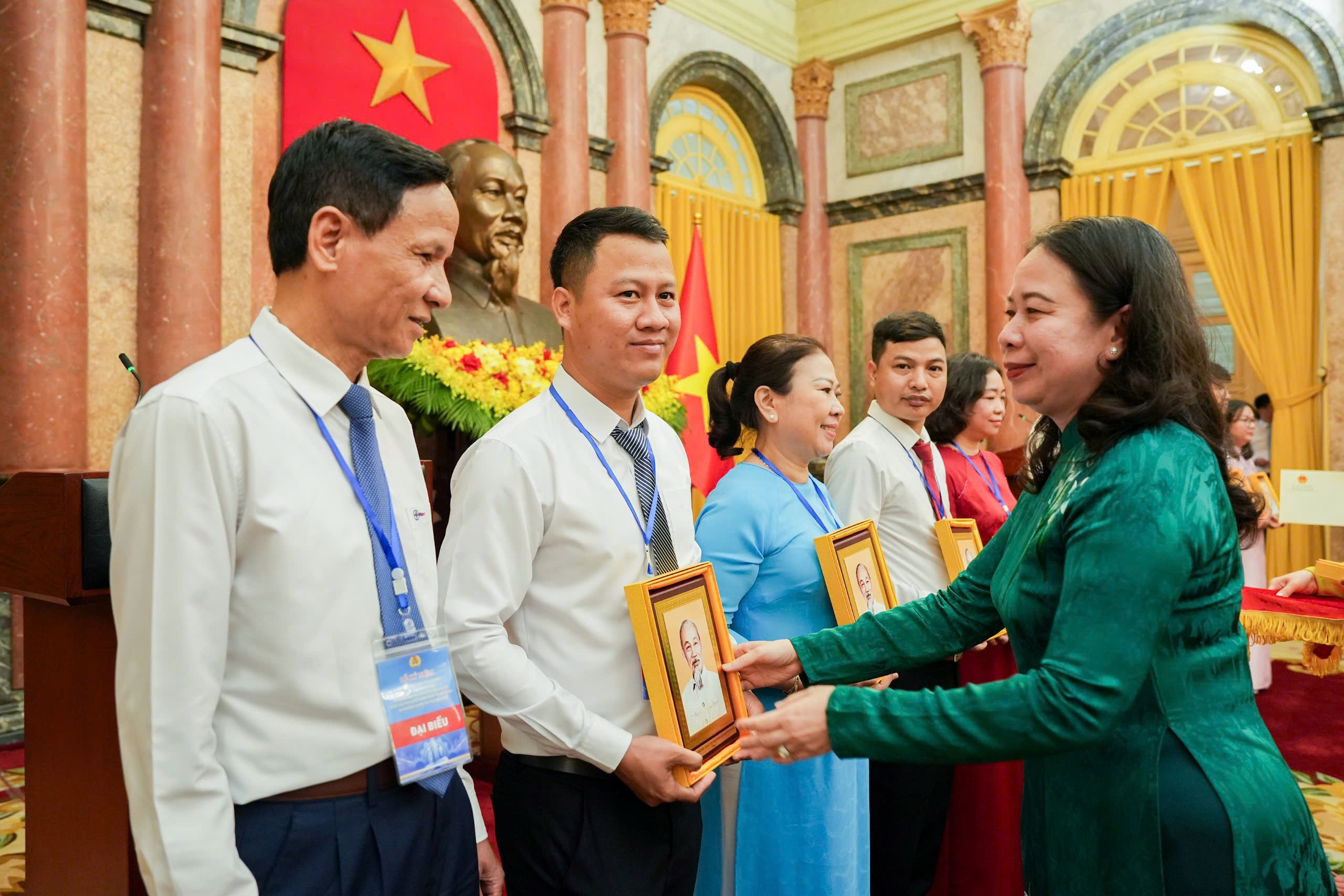 Ph&oacute; Chủ tịch nước V&otilde; Thị &Aacute;nh Xu&acirc;n gặp mặt c&aacute;c Chủ tịch C&ocirc;ng đo&agrave;n cơ sở suất sắc ti&ecirc;u biểu - Ảnh 1.