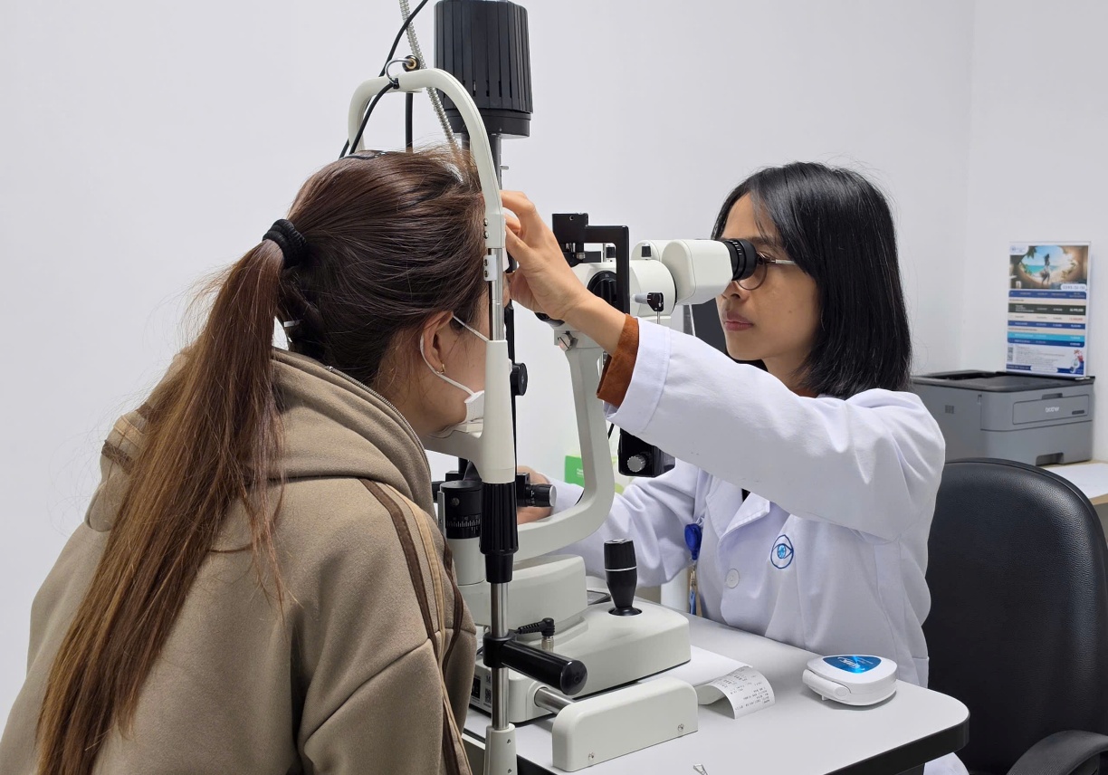 Một trường hợp cấp cứu hi hữu: bệnh nh&acirc;n bị ong ch&iacute;ch xuy&ecirc;n gi&aacute;c mạc - Ảnh 2.
