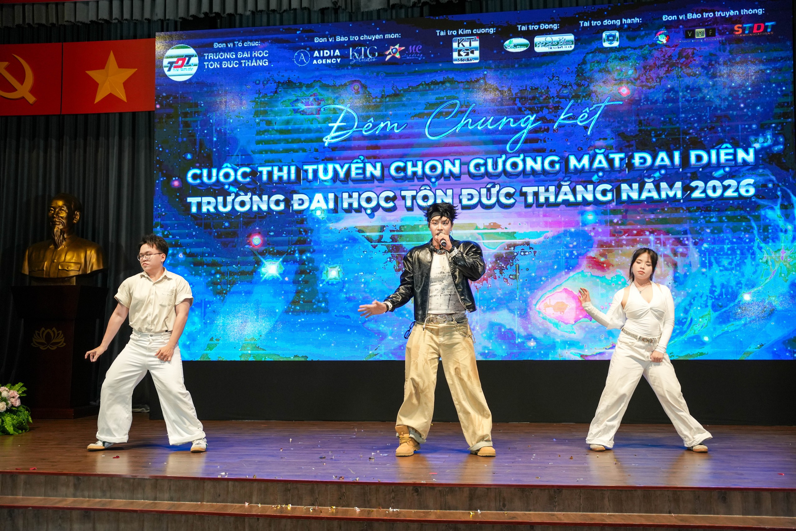 Ca sĩ Felix Tiến Quang khuấy động sân khấu trường Đại học Tôn Đức Thắng - Ảnh 2.