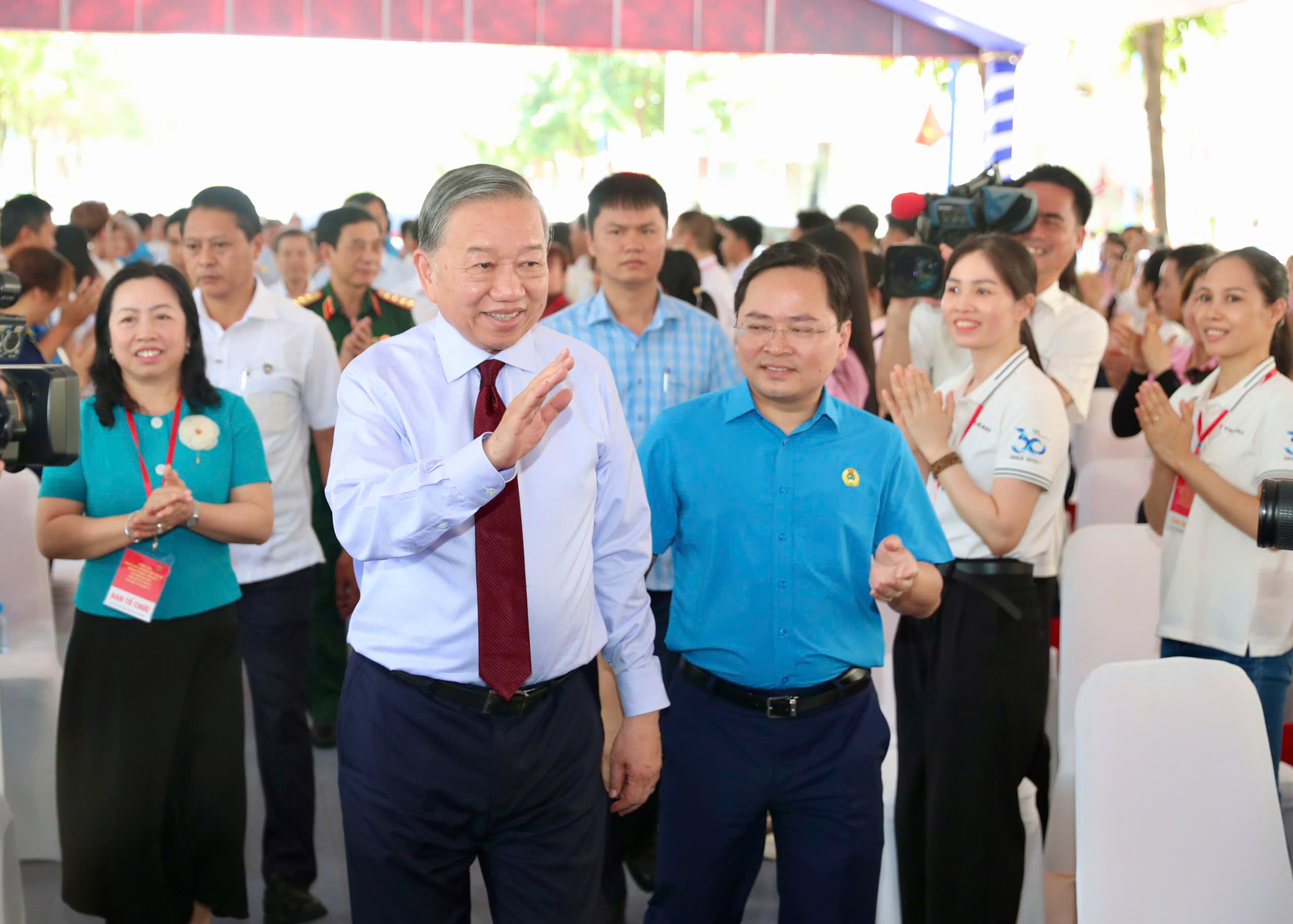 Tổng b&iacute; thư, Chủ tịch nước T&ocirc; L&acirc;m thăm người lao động tại TPHCM - Ảnh 2.
