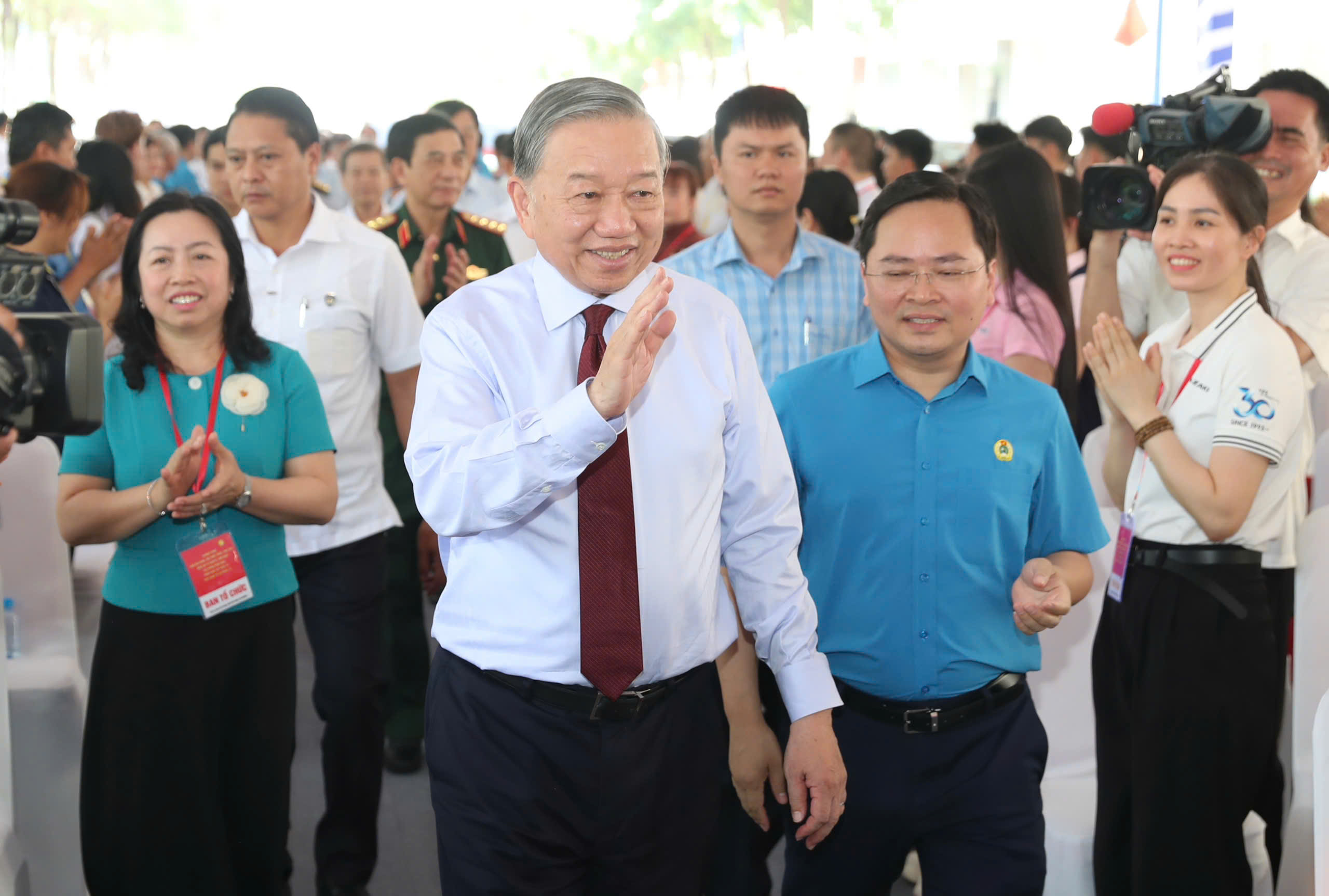 Tổng b&iacute; thư, Chủ tịch nước T&ocirc; L&acirc;m thăm người lao động tại TPHCM - Ảnh 6.