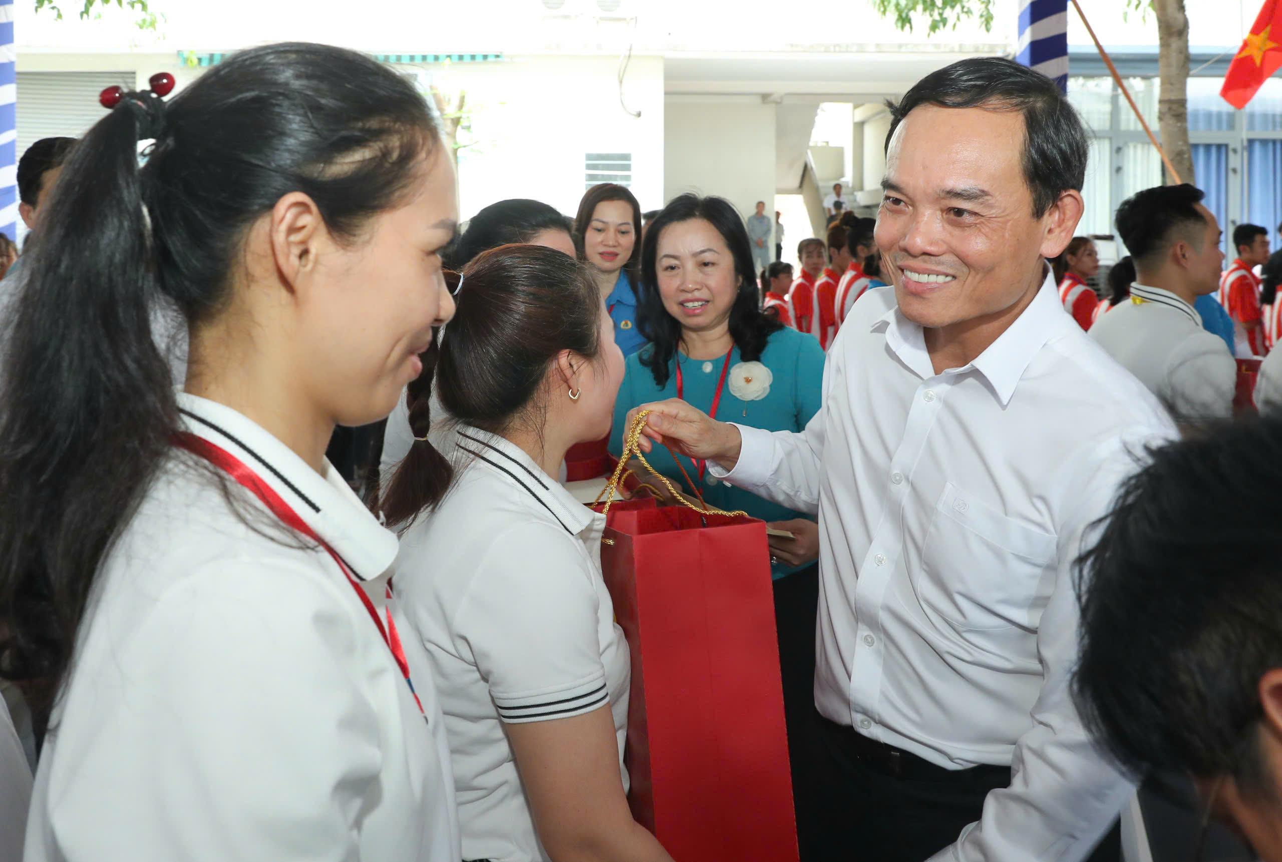 C&ocirc;ng nh&acirc;n mong c&oacute; th&ecirc;m ch&iacute;nh s&aacute;ch hỗ trợ nh&agrave; ở, y tế, đ&agrave;o tạo nghề - Ảnh 8.