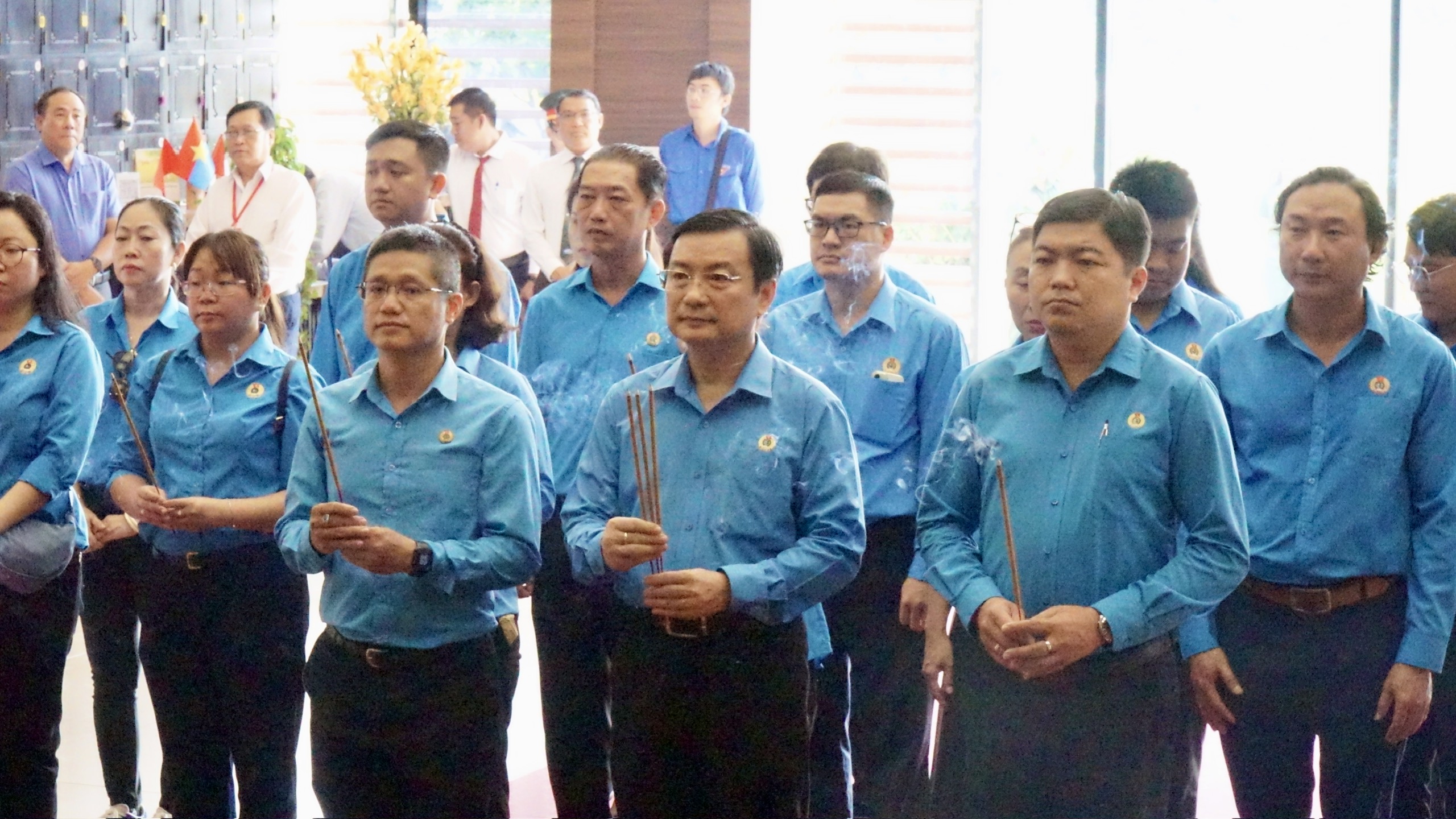 C&aacute;n bộ C&ocirc;ng đo&agrave;n, CNVC-LĐ TPHCM d&acirc;ng hương, d&acirc;ng hoa tưởng nhớ B&aacute;c Hồ, B&aacute;c T&ocirc;n - Ảnh 2.