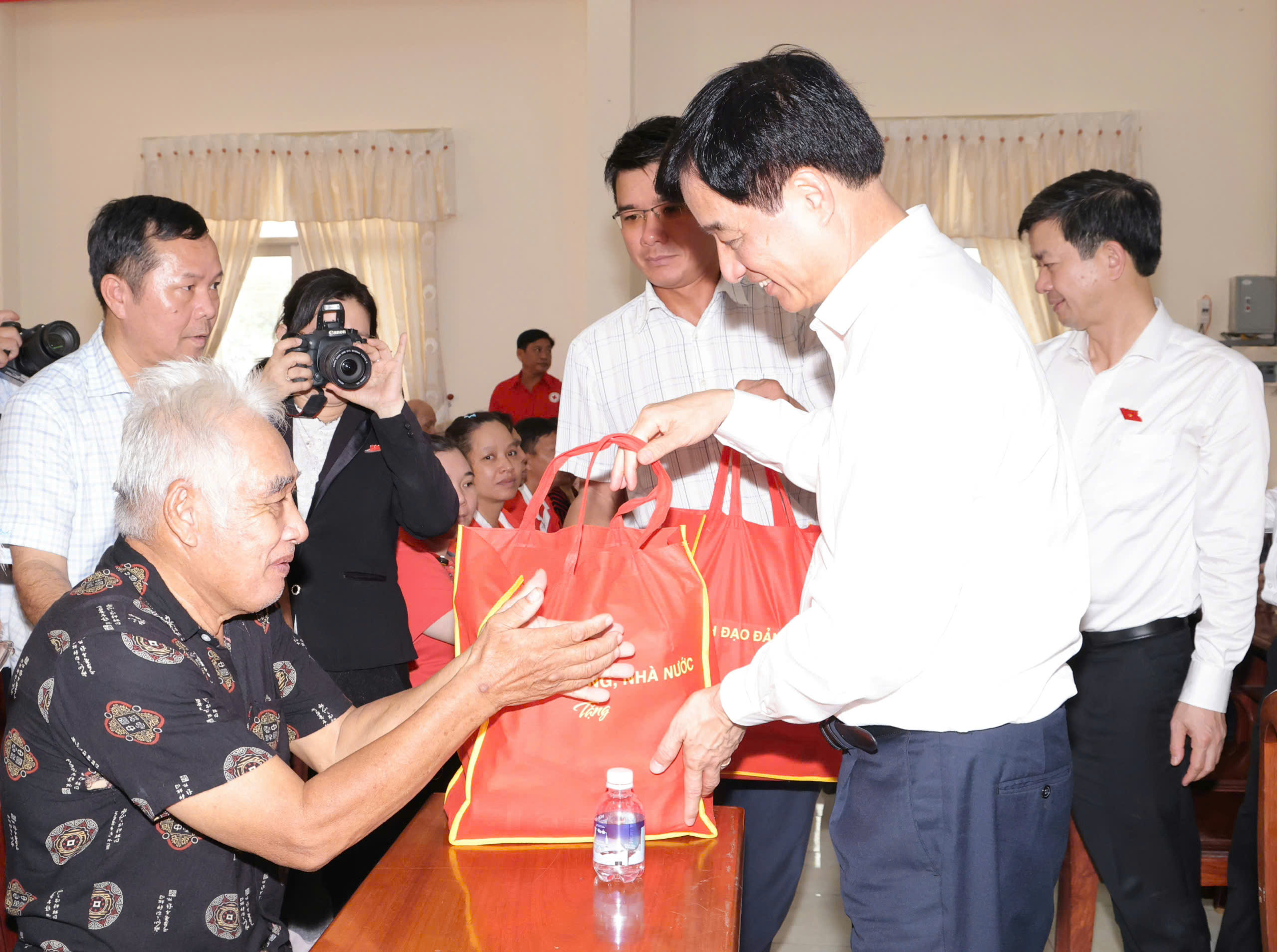 Trưởng Ban Tổ chức Trung ương trả lời nhiều vấn đề cử tri Cần Thơ quan tâm - Ảnh 2.