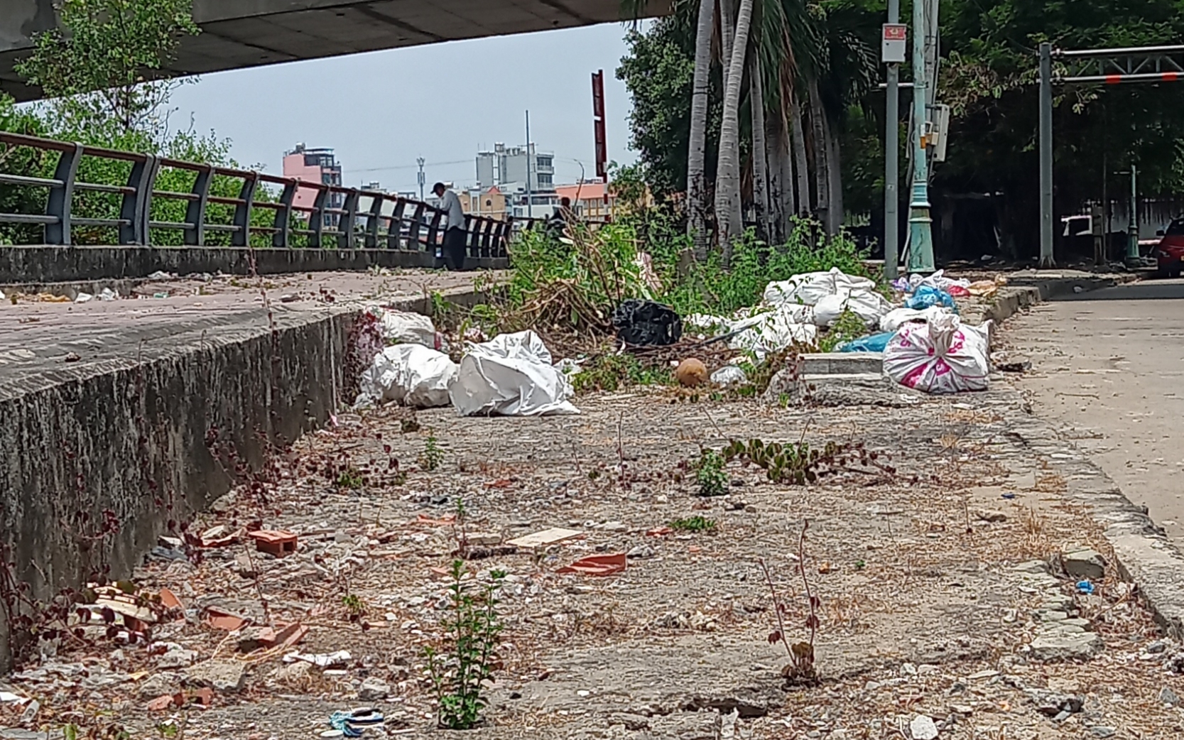 Phản hồi: Đã di dời trụ điện chiếm vỉa hè