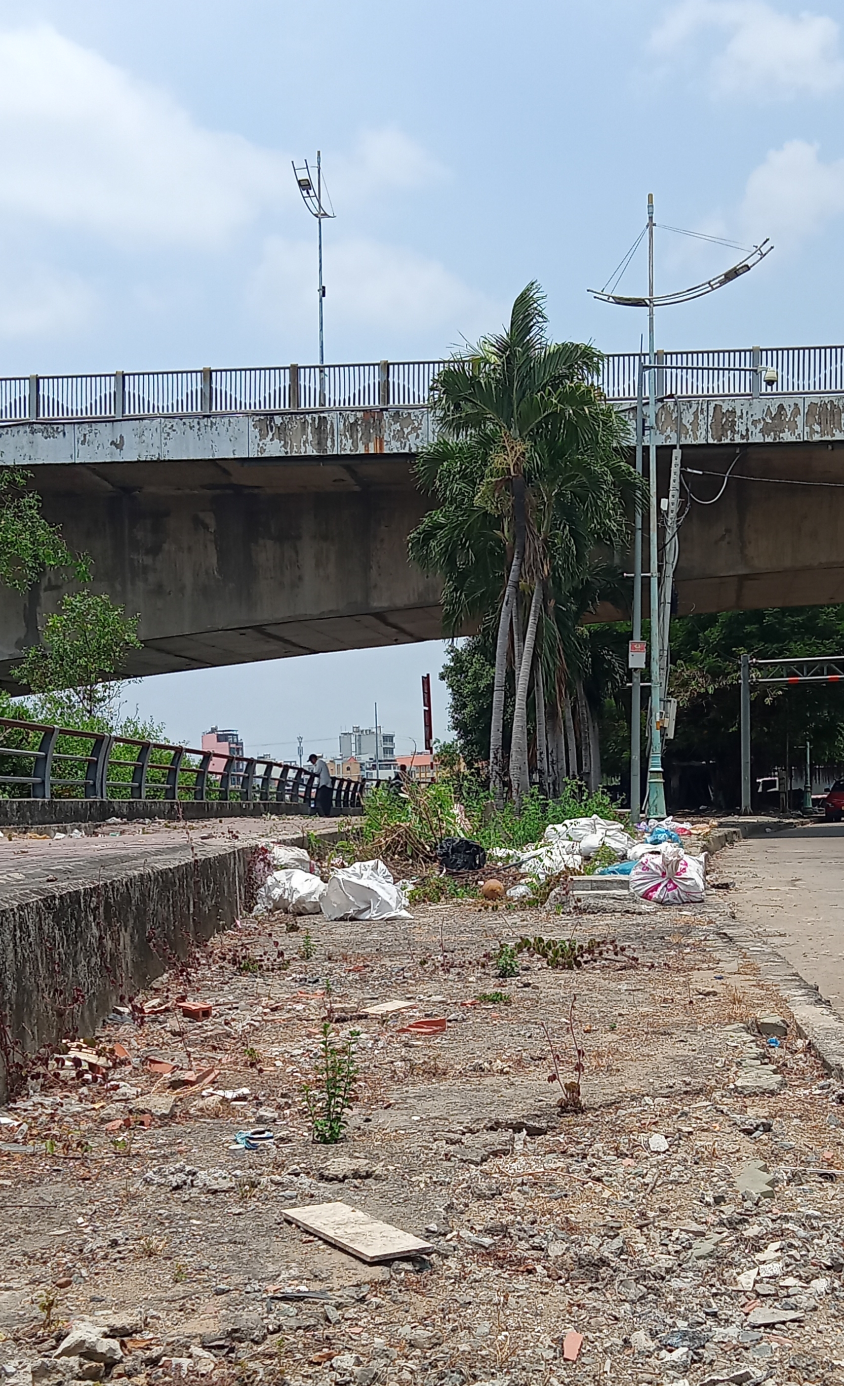 Phản hồi: Đã di dời trụ điện chiếm vỉa hè - Ảnh 1.