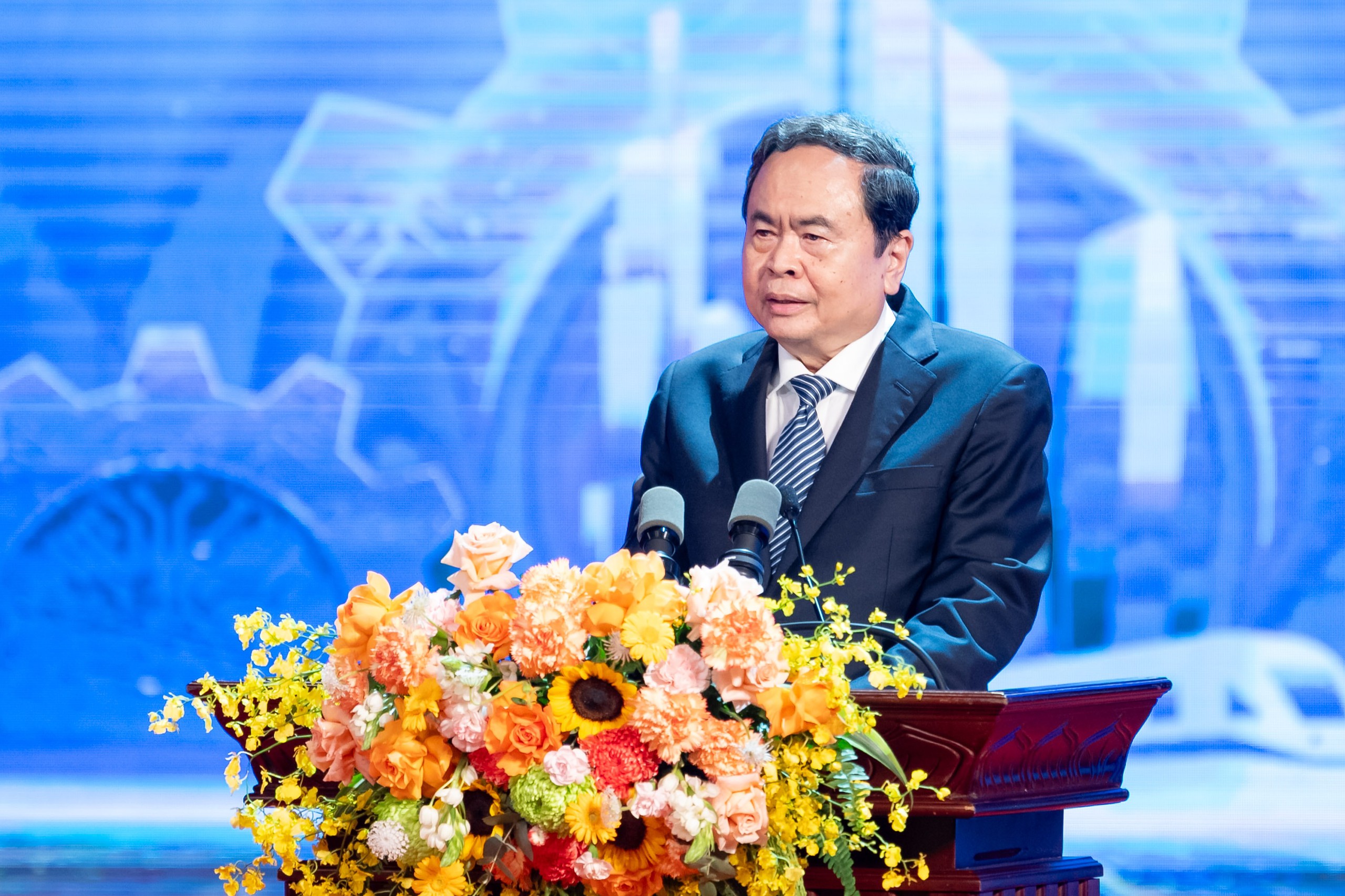 Chủ tịch Quốc hội Trần Thanh Mẫn: N&acirc;ng cao năng suất lao động v&agrave; tăng trưởng hai con số - Ảnh 2.