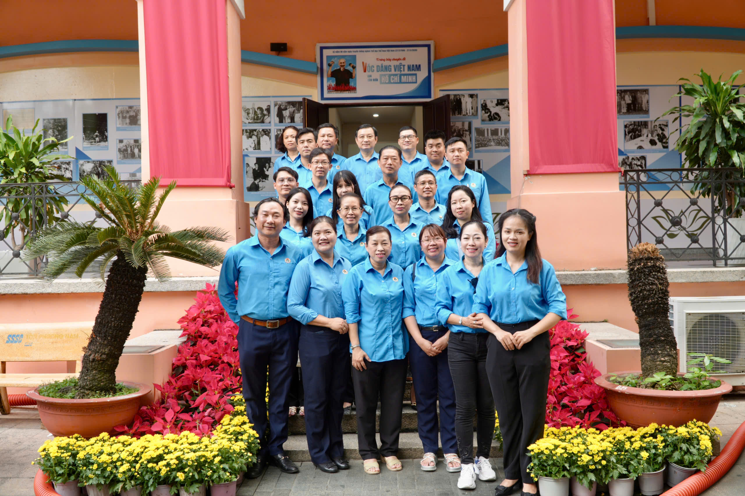 C&aacute;n bộ C&ocirc;ng đo&agrave;n, CNVC-LĐ TPHCM d&acirc;ng hương, d&acirc;ng hoa tưởng nhớ B&aacute;c Hồ, B&aacute;c T&ocirc;n - Ảnh 8.