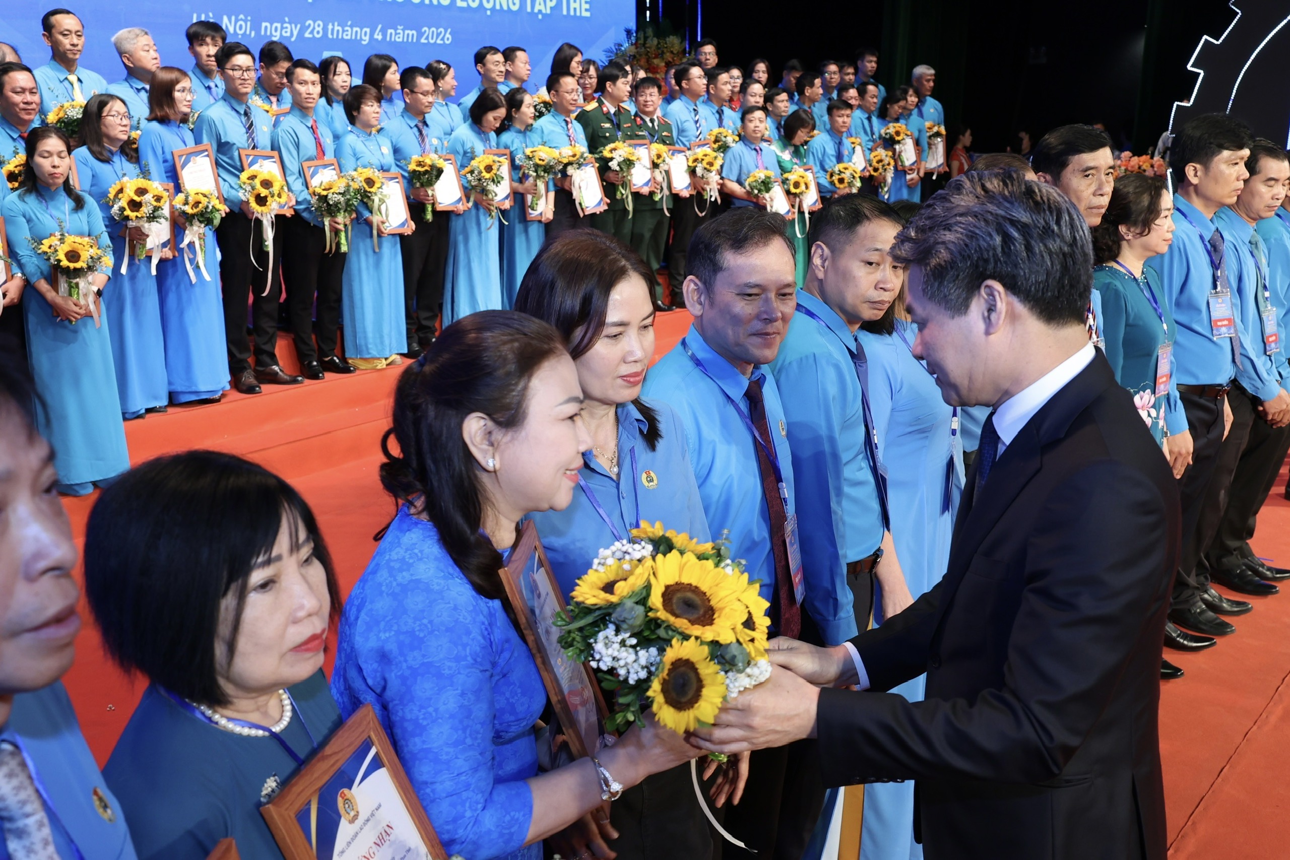 Chủ tịch Quốc hội Trần Thanh Mẫn: N&acirc;ng cao năng suất lao động v&agrave; tăng trưởng hai con số - Ảnh 5.