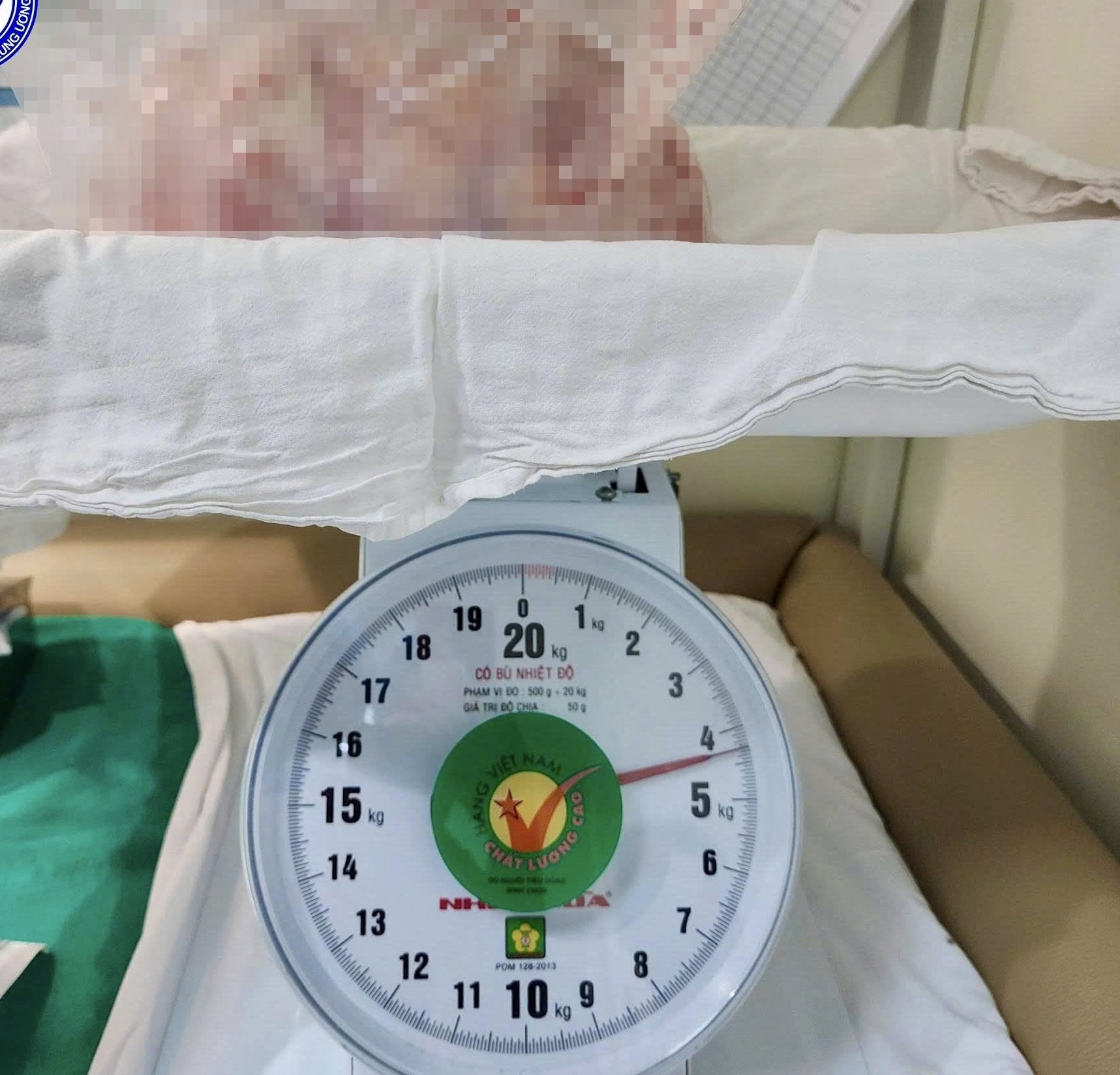 Bé gái 14 tuổi mang khối u buồng trứng hơn 4kg, gia đình tưởng tăng cân - Ảnh 2.