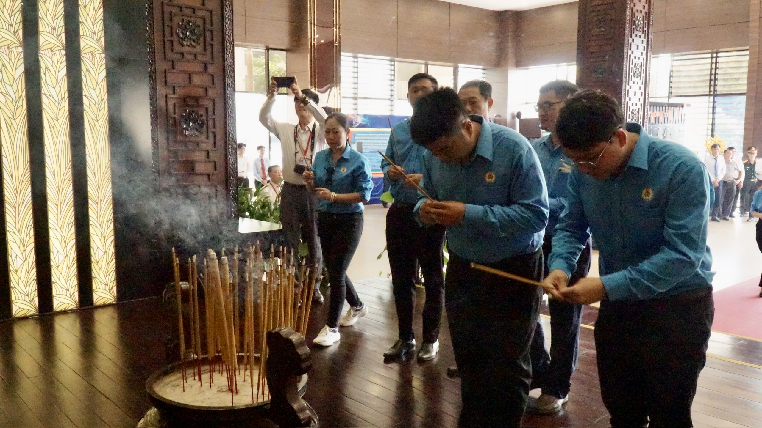 C&aacute;n bộ C&ocirc;ng đo&agrave;n, CNVC-LĐ TPHCM d&acirc;ng hương, d&acirc;ng hoa tưởng nhớ B&aacute;c Hồ, B&aacute;c T&ocirc;n - Ảnh 5.