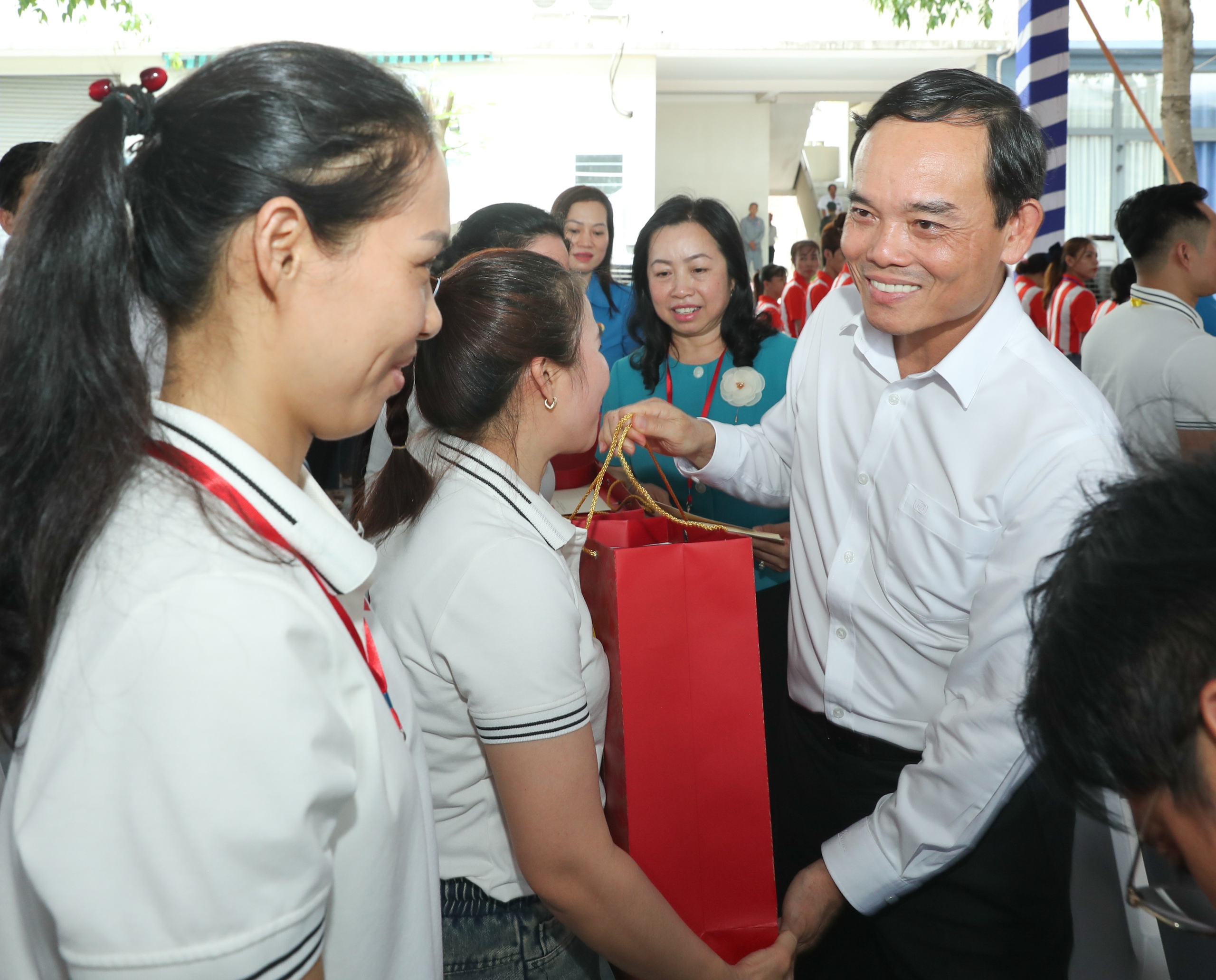 Cuộc gặp gỡ đặc biệt giữa Tổng b&iacute; thư, Chủ tịch nước T&ocirc; L&acirc;m v&agrave; c&ocirc;ng nh&acirc;n TPHCM - Ảnh 12.