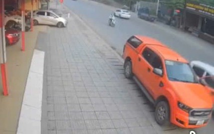 VIDEO: Đang mở cửa xe, tài xế xe bán tải bị tông văng