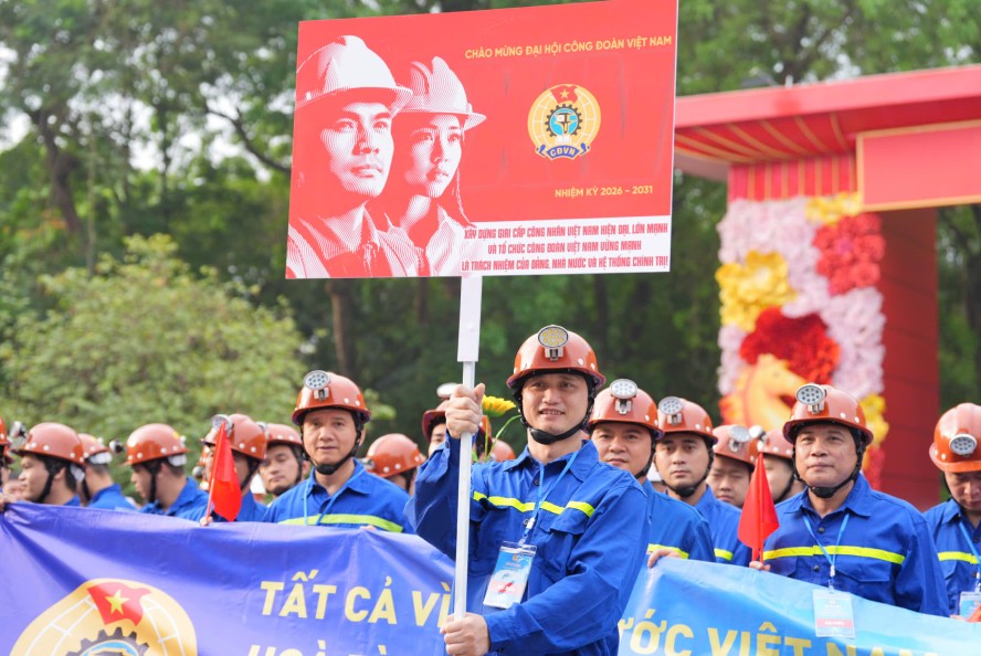 Trọng thể kỷ niệm 140 năm Ngày Quốc tế Lao động và tuyên dương chủ tịch Công đoàn cơ sở xuất sắc - Ảnh 2.