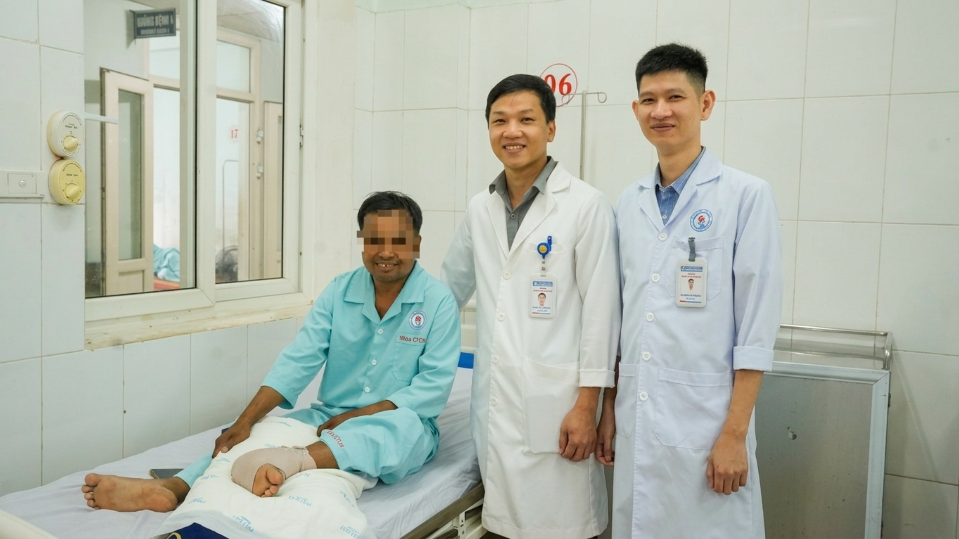Lưỡi máy phát cỏ gãy, "chém" đứt lìa bàn chân người đàn ông - Ảnh 1.