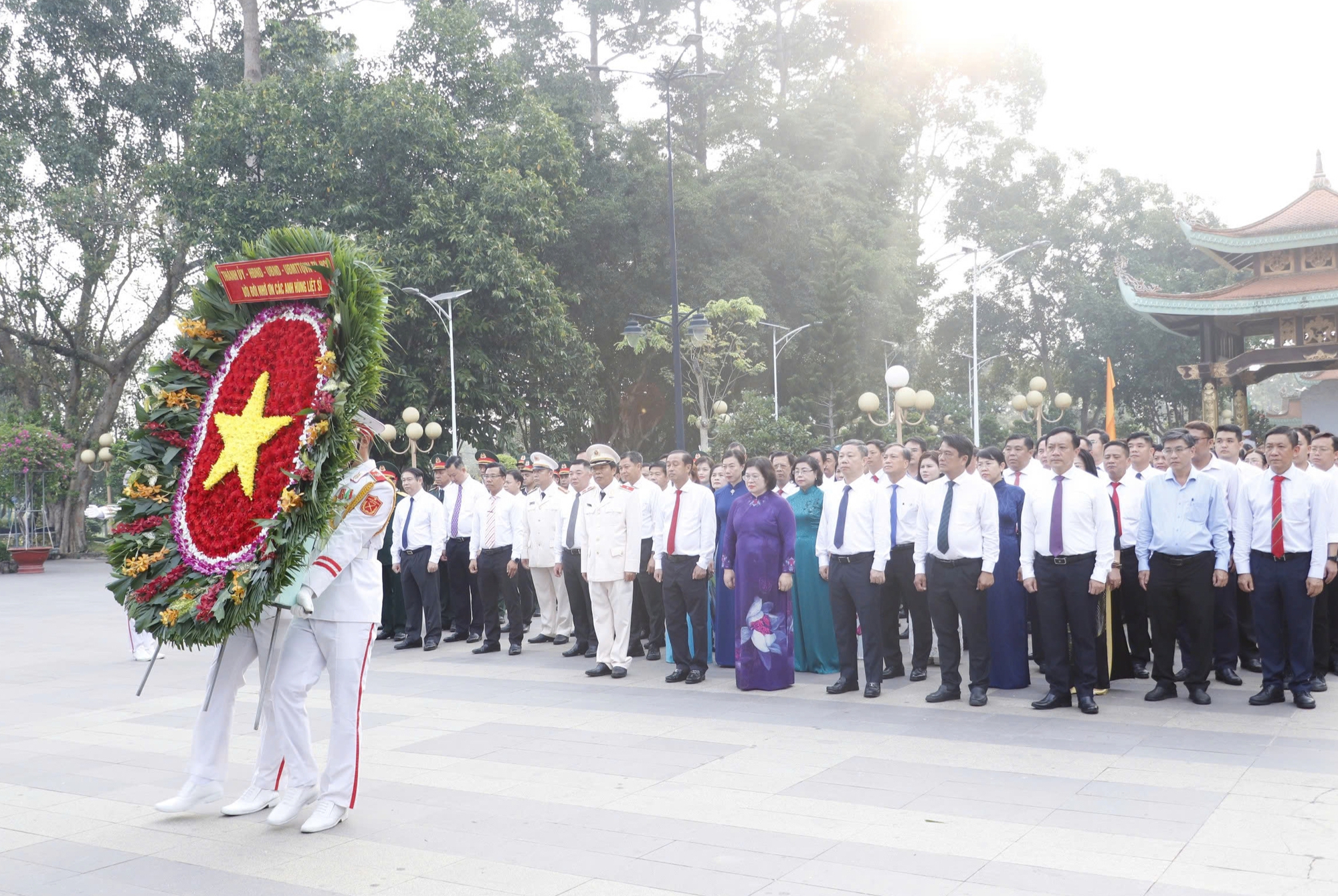 Lãnh đạo TPHCM dâng hương, dâng hoa các Anh hùng liệt sĩ - Ảnh 1.