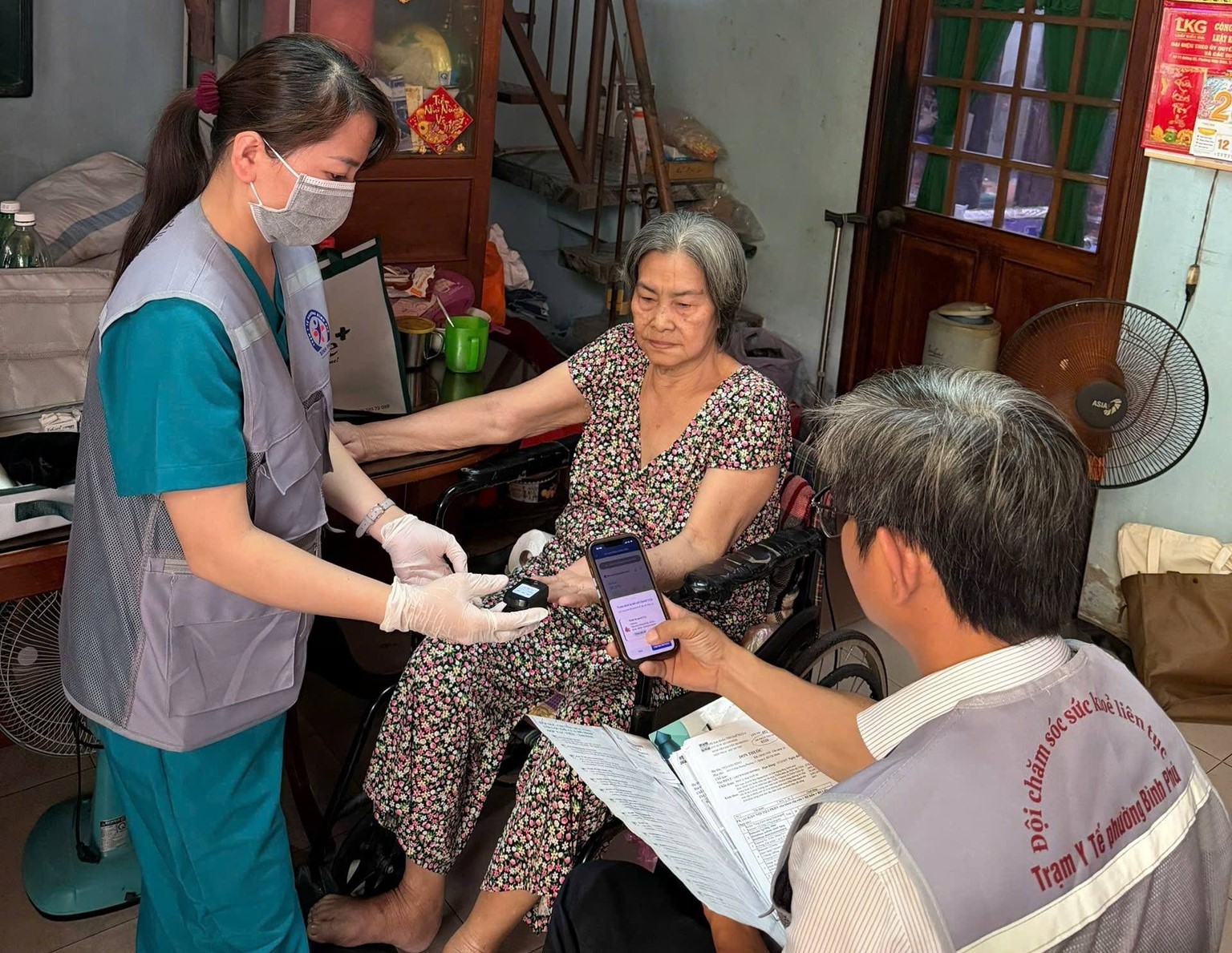Nâng cao sức khỏe cộng đồng là nhiệm vụ trọng tâm, xuyên suốt - Ảnh 2.