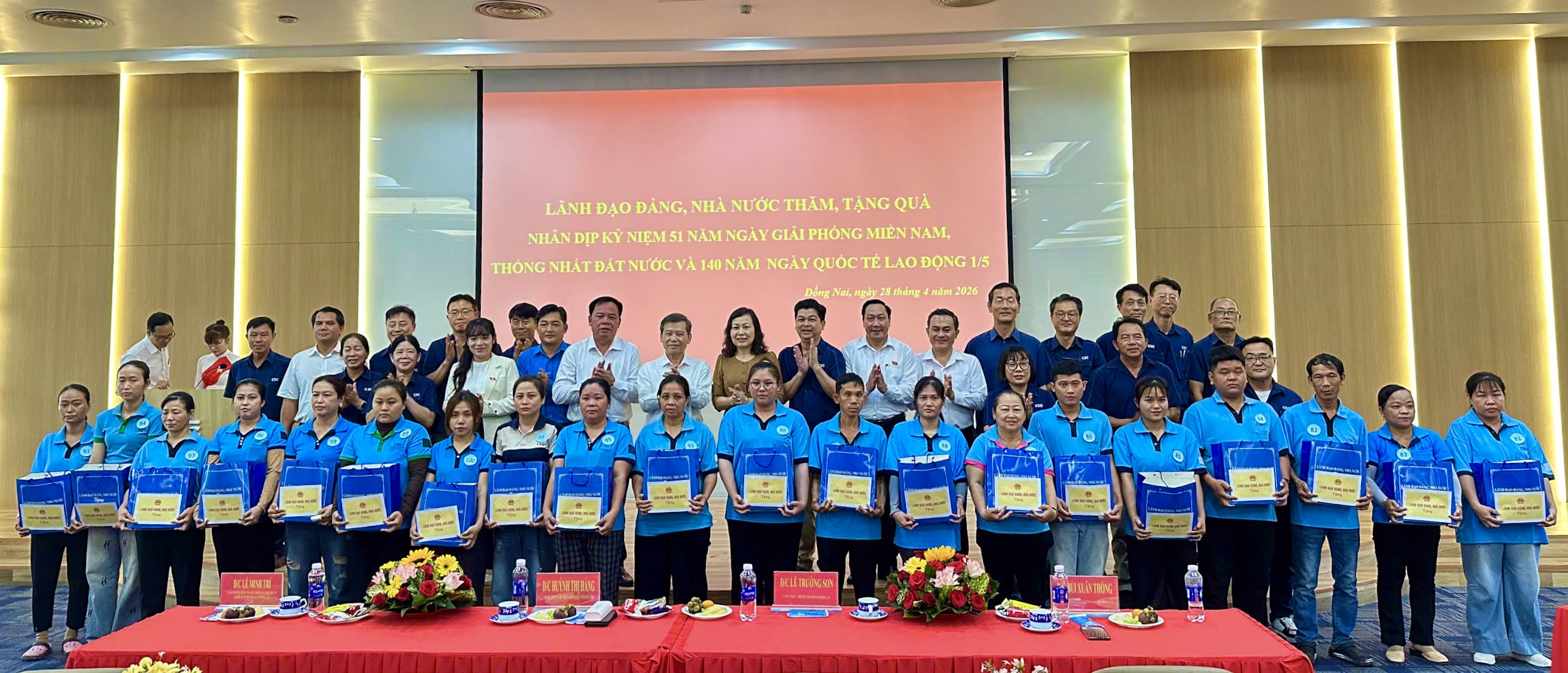 Trưởng ban Nội ch&iacute;nh Trung ương L&ecirc; Minh Tr&iacute; tặng qu&agrave; c&ocirc;ng nh&acirc;n ở Đồng Nai - Ảnh 1.