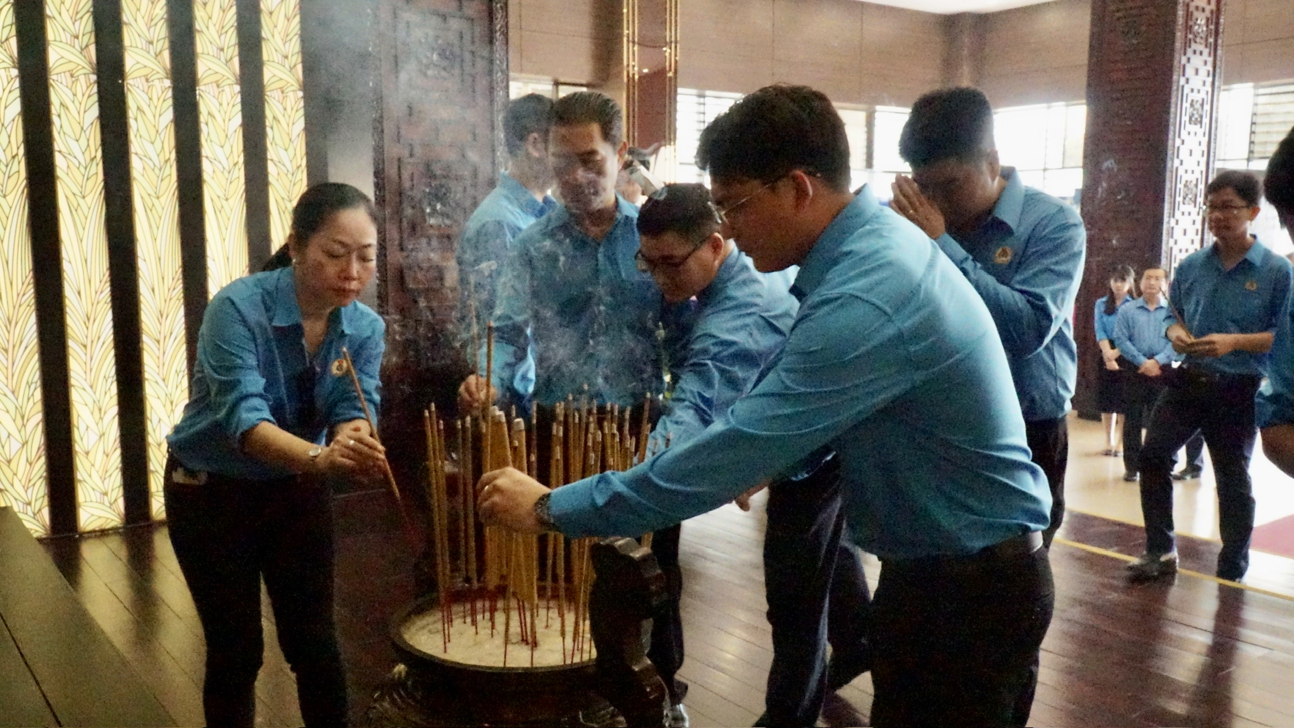 C&aacute;n bộ C&ocirc;ng đo&agrave;n, CNVC-LĐ TPHCM d&acirc;ng hương, d&acirc;ng hoa tưởng nhớ B&aacute;c Hồ, B&aacute;c T&ocirc;n - Ảnh 6.