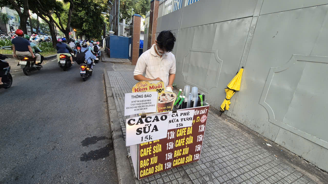 Tìm cách hạ nhiệt giá hàng hóa - Ảnh 1.