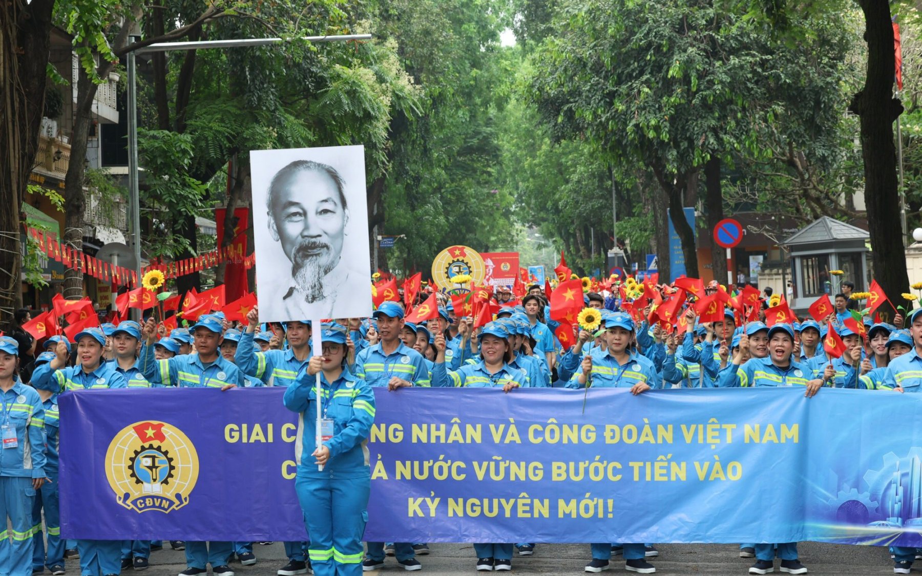 Kỷ niệm trọng thể 140 năm Ngày Quốc tế Lao động 
và tuyên dương chủ tịch Công đoàn cơ sở xuất sắc