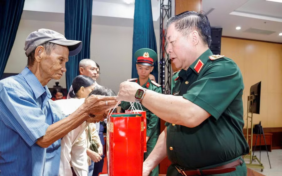 Đại tướng Nguyễn Trọng Nghĩa thăm, tặng quà người có công và công nhân tại Gia Lai