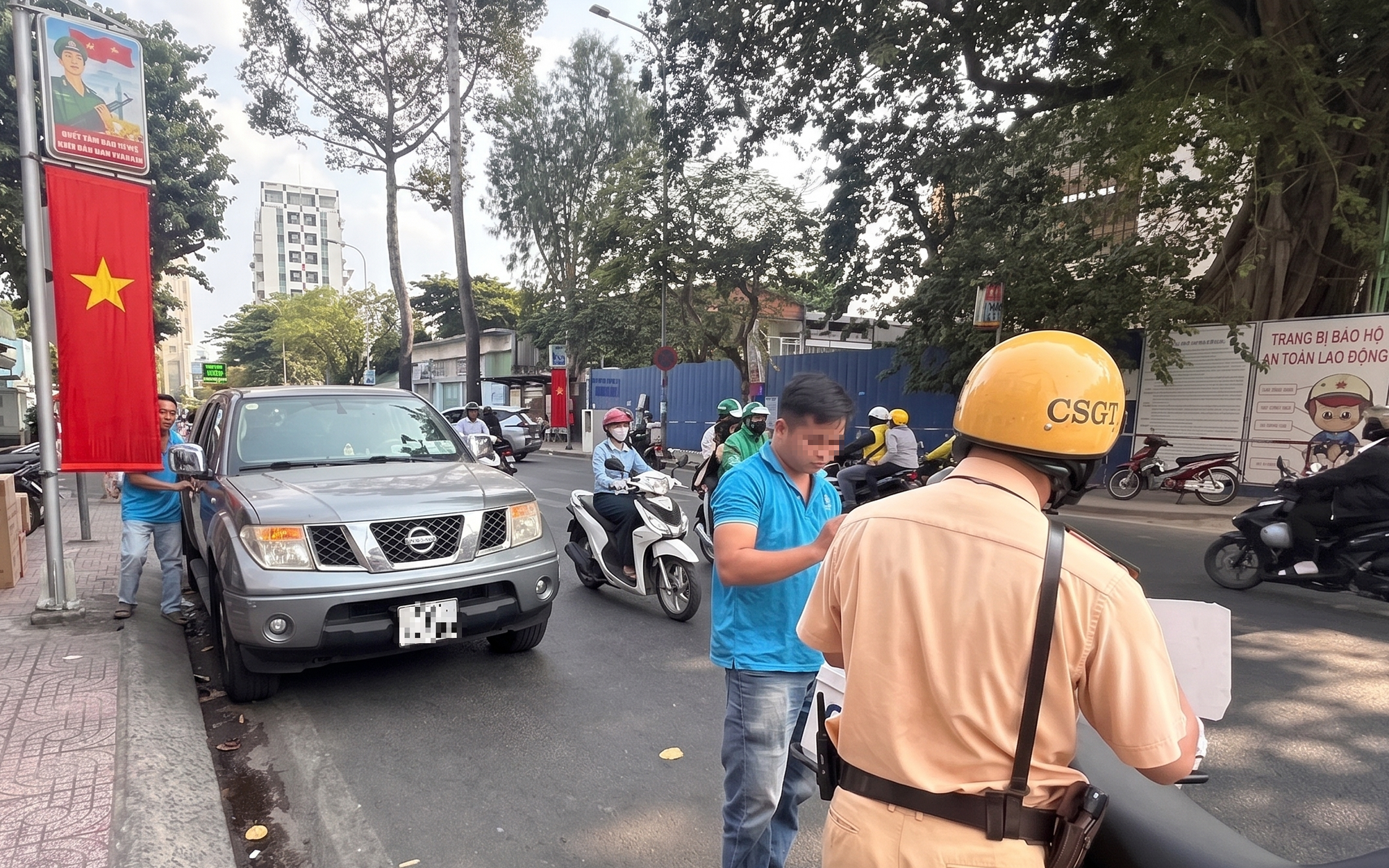 CSGT sẽ cẩu xe về nơi tạm giữ nếu tài xế dừng, đỗ sai quy định và không có mặt