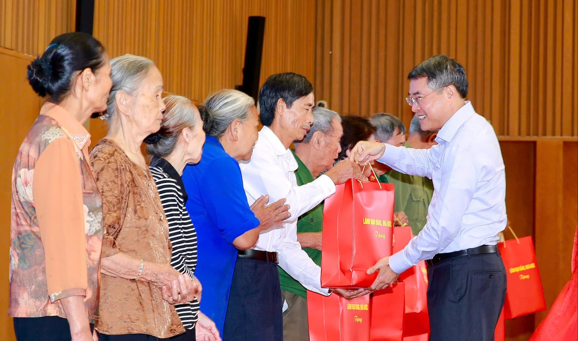 Thủ tướng Lê Minh Hưng tiếp xúc cử tri tại Hải Phòng , tặng quà công nhân lao động - Ảnh 4.