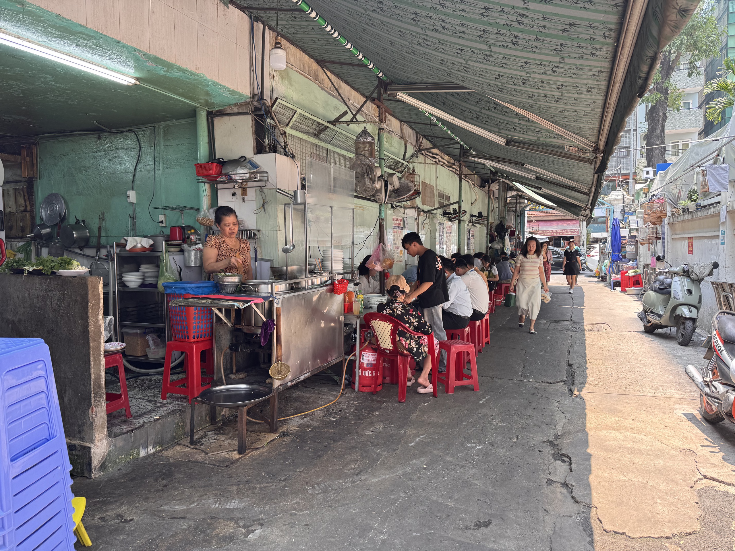 Giá bún phở vẫn cao dù xăng dầu giảm mạnh: Nguyên nhân và thực trạng 2026 - Ảnh 1.