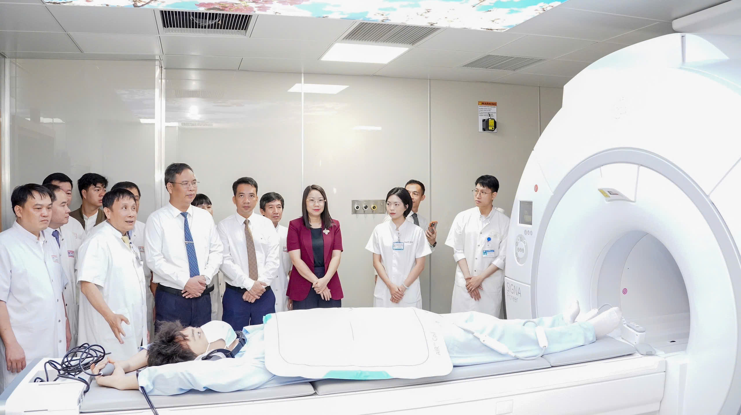 Bệnh viện Trung ương Huế trang bị máy cộng hưởng từ 3.0 Tesla – SIGNA Pioneer - Ảnh 1.