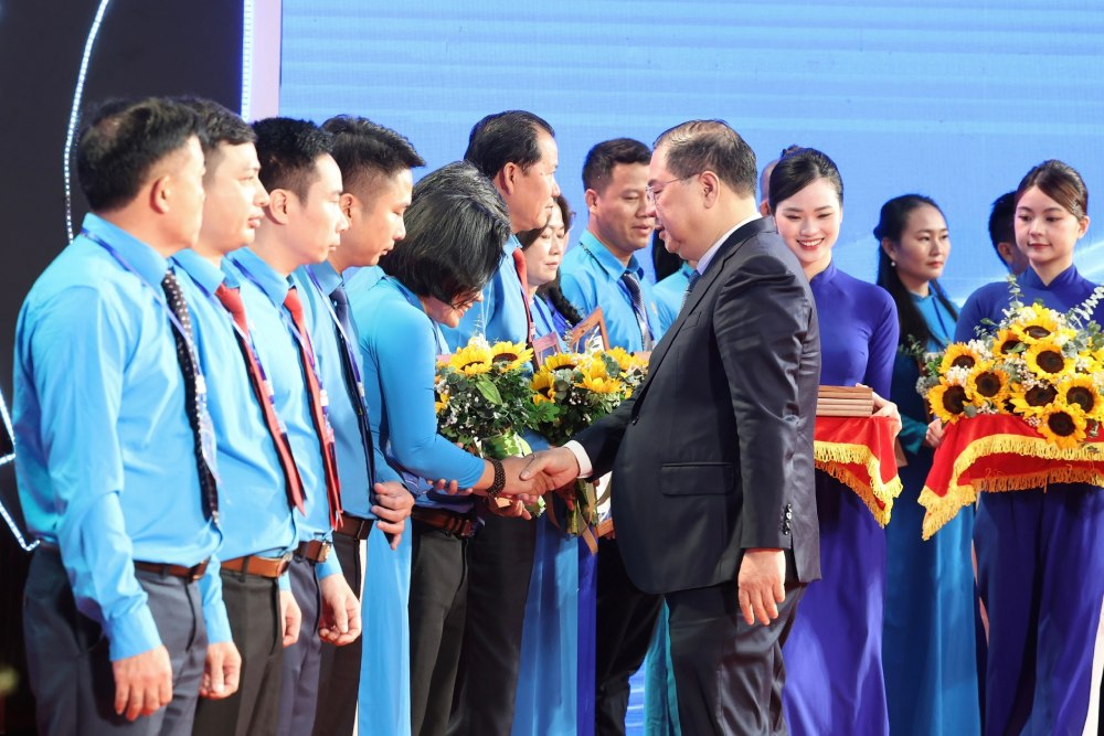 Chủ tịch Quốc hội Trần Thanh Mẫn: N&acirc;ng cao năng suất lao động v&agrave; tăng trưởng hai con số - Ảnh 7.