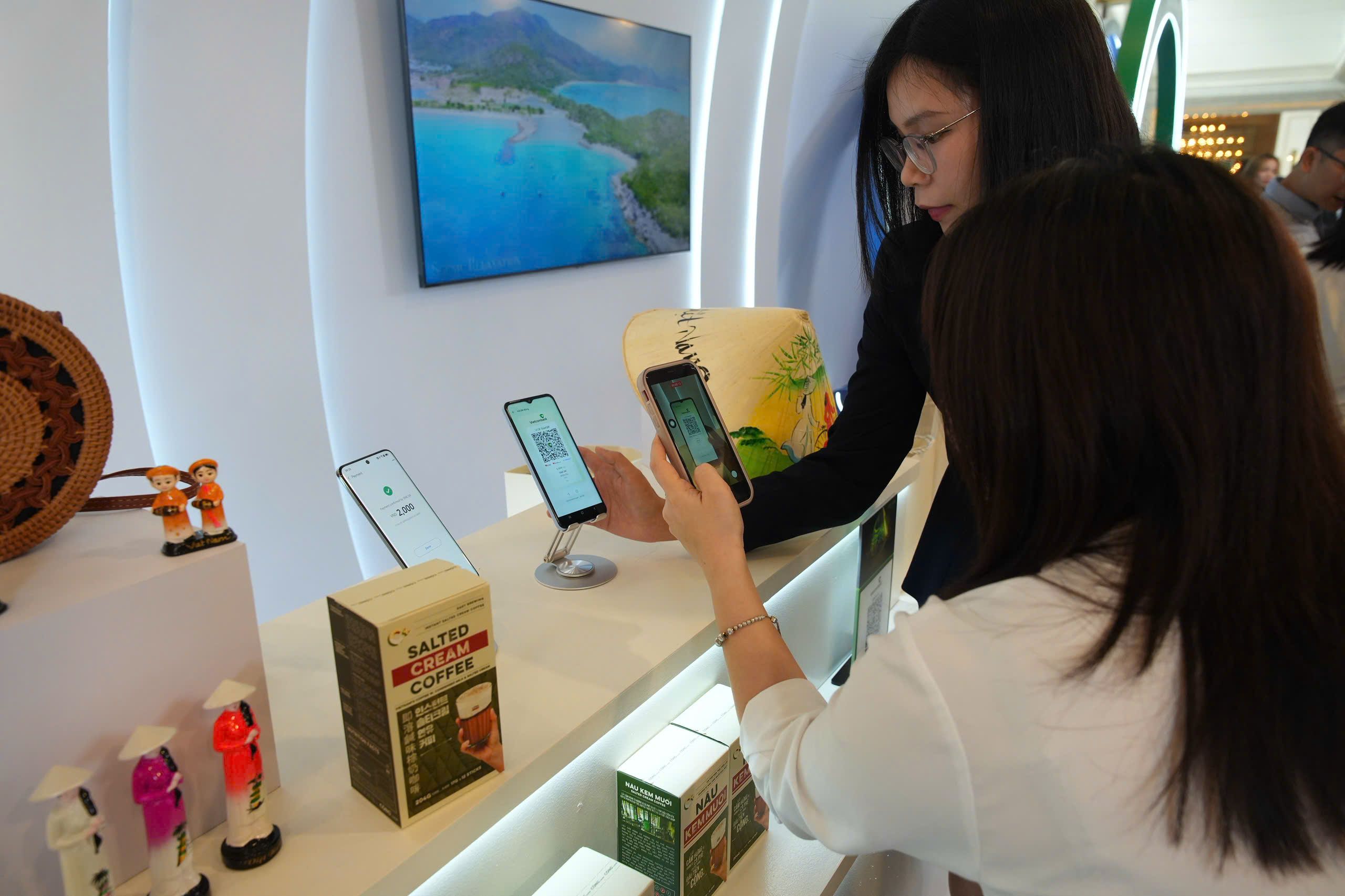 Nở rộ thanh to&aacute;n QR xuy&ecirc;n bi&ecirc;n giới tại Việt Nam năm 2026 - Ảnh 1.