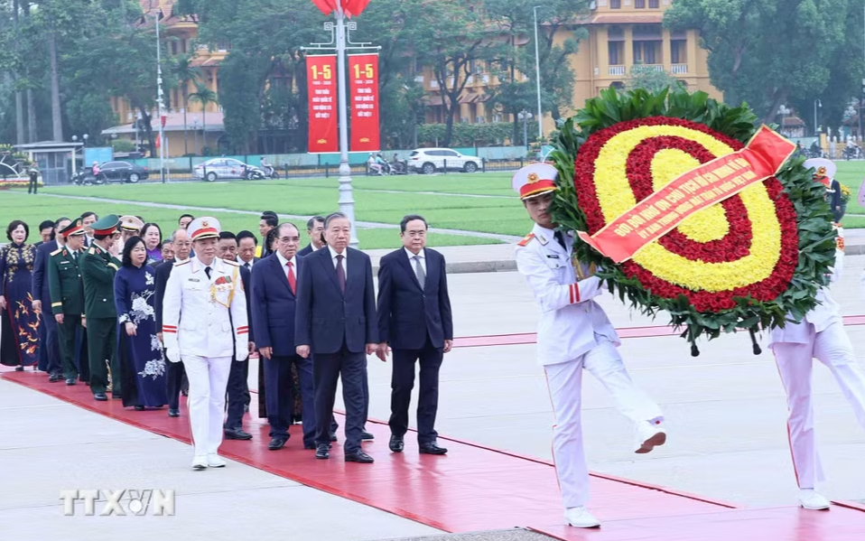 Lãnh đạo Đảng, Nhà nước vào Lăng viếng 
Chủ tịch Hồ Chí Minh