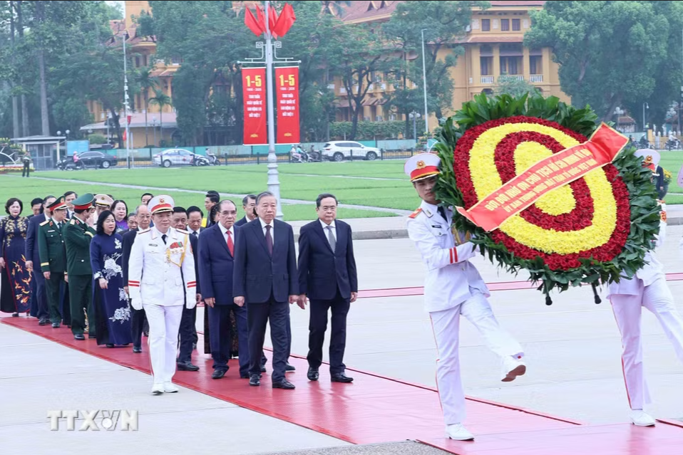 Lãnh đạo Đảng, Nhà nước vào Lăng viếng Chủ tịch Hồ Chí Minh - Ảnh 1.