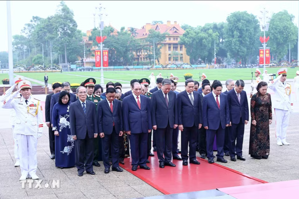 Lãnh đạo Đảng, Nhà nước vào Lăng viếng Chủ tịch Hồ Chí Minh - Ảnh 2.
