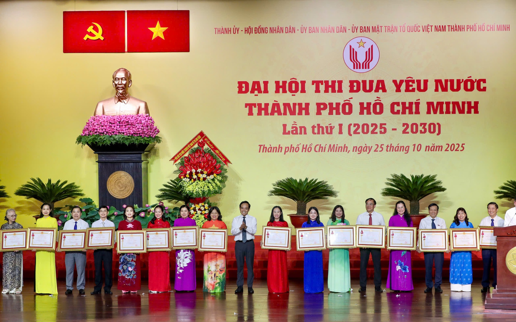 THI ĐUA ĐỂ TPHCM VƯƠN XA: Phát triển đô thị năng động, nghĩa tình