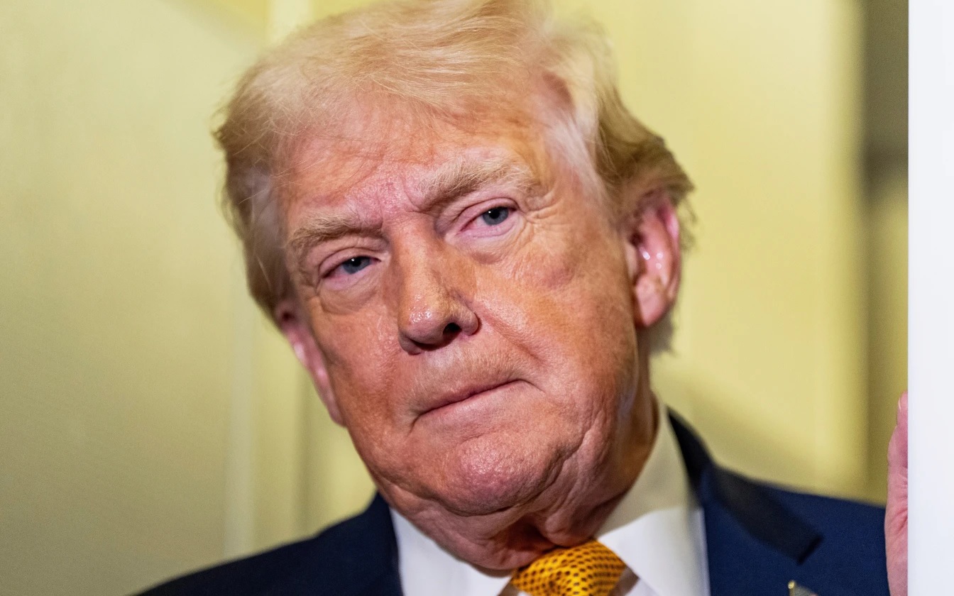 Ông Donald Trump bất ngờ tiết lộ "Iran đang sụp đổ" và muốn mở lại Hormuz ngay