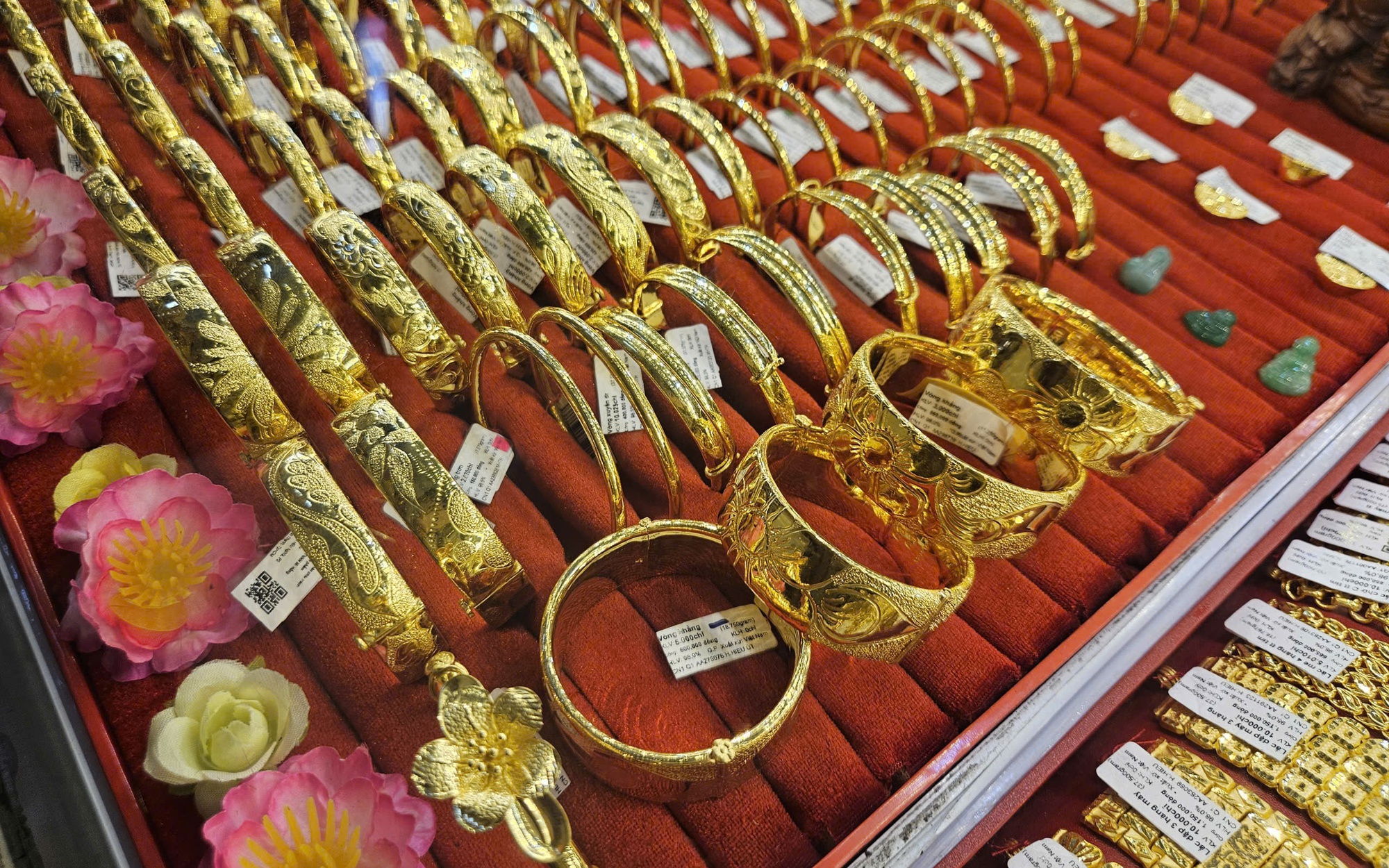Giá vàng trong nước liên tục sụt giảm, vẫn cao hơn thế giới gần 20 triệu đồng/lượng