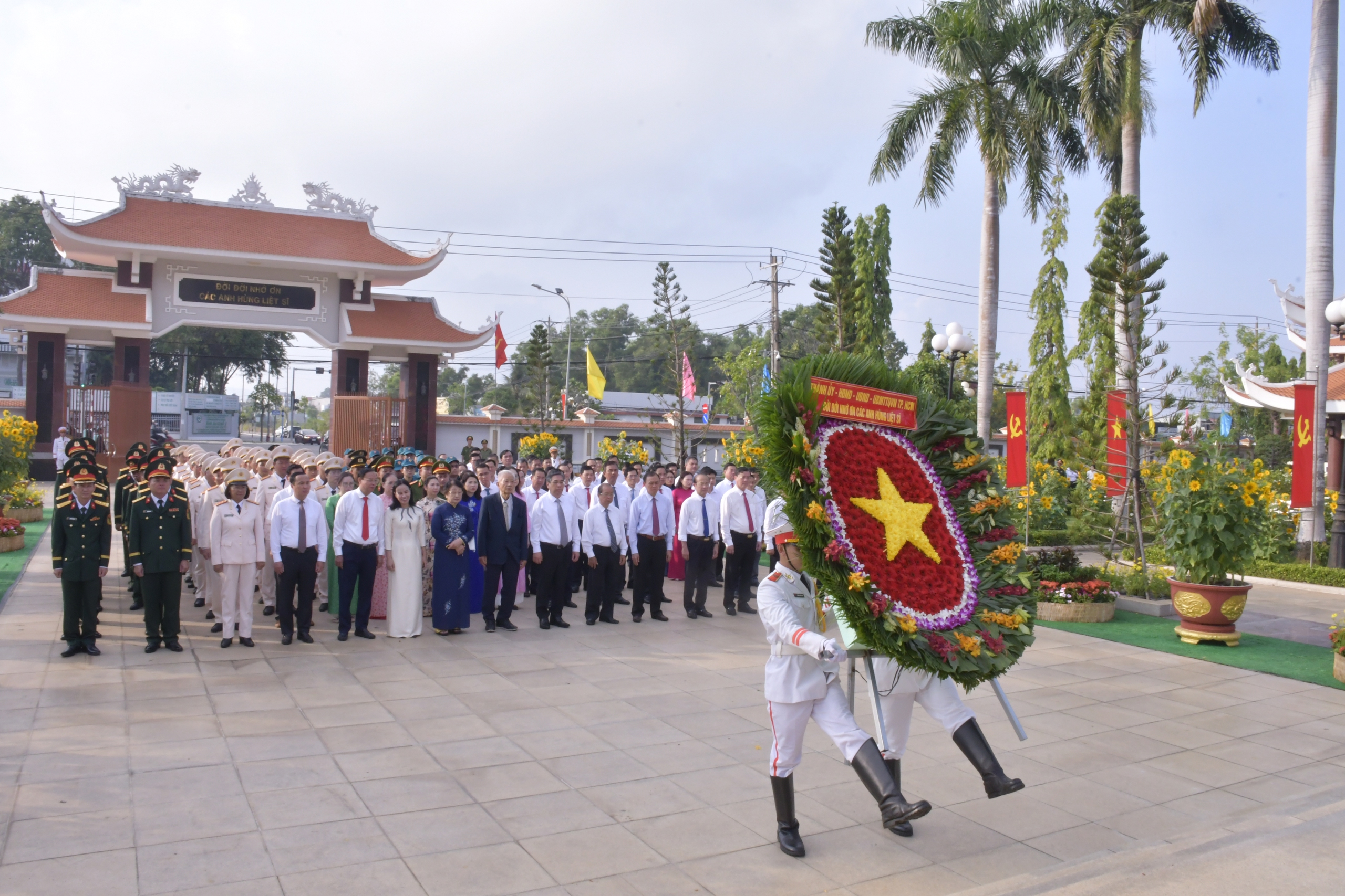 Lãnh đạo TPHCM viếng Nghĩa trang liệt sĩ nhân 51 năm Giải phóng Miền Nam - Ảnh 3.