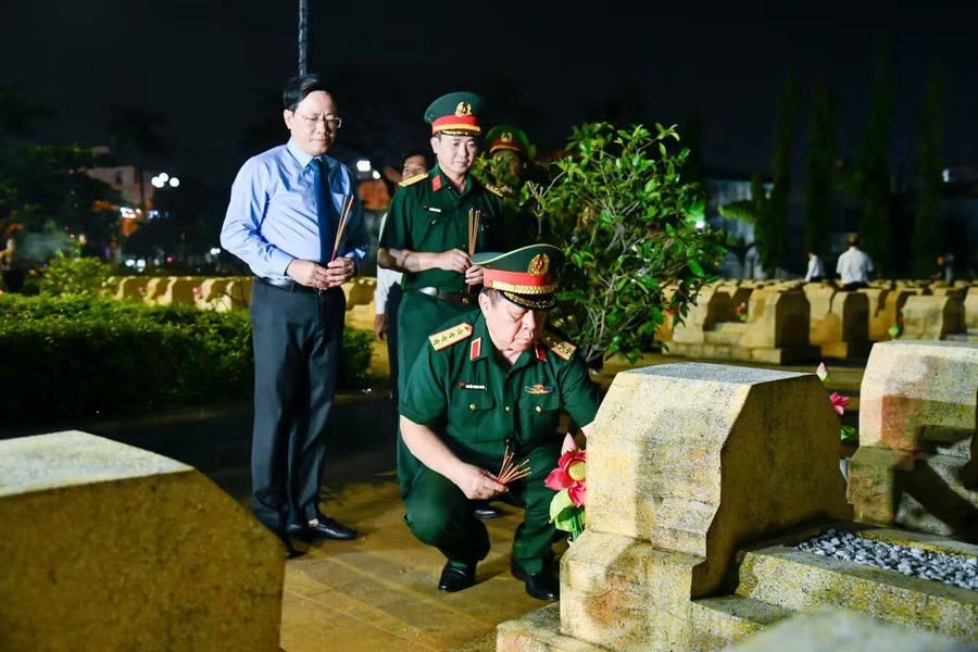 Đại tướng Nguyễn Trọng Nghĩa thăm, tặng qu&agrave; người c&oacute; c&ocirc;ng v&agrave; c&ocirc;ng nh&acirc;n tại Gia Lai - Ảnh 2.
