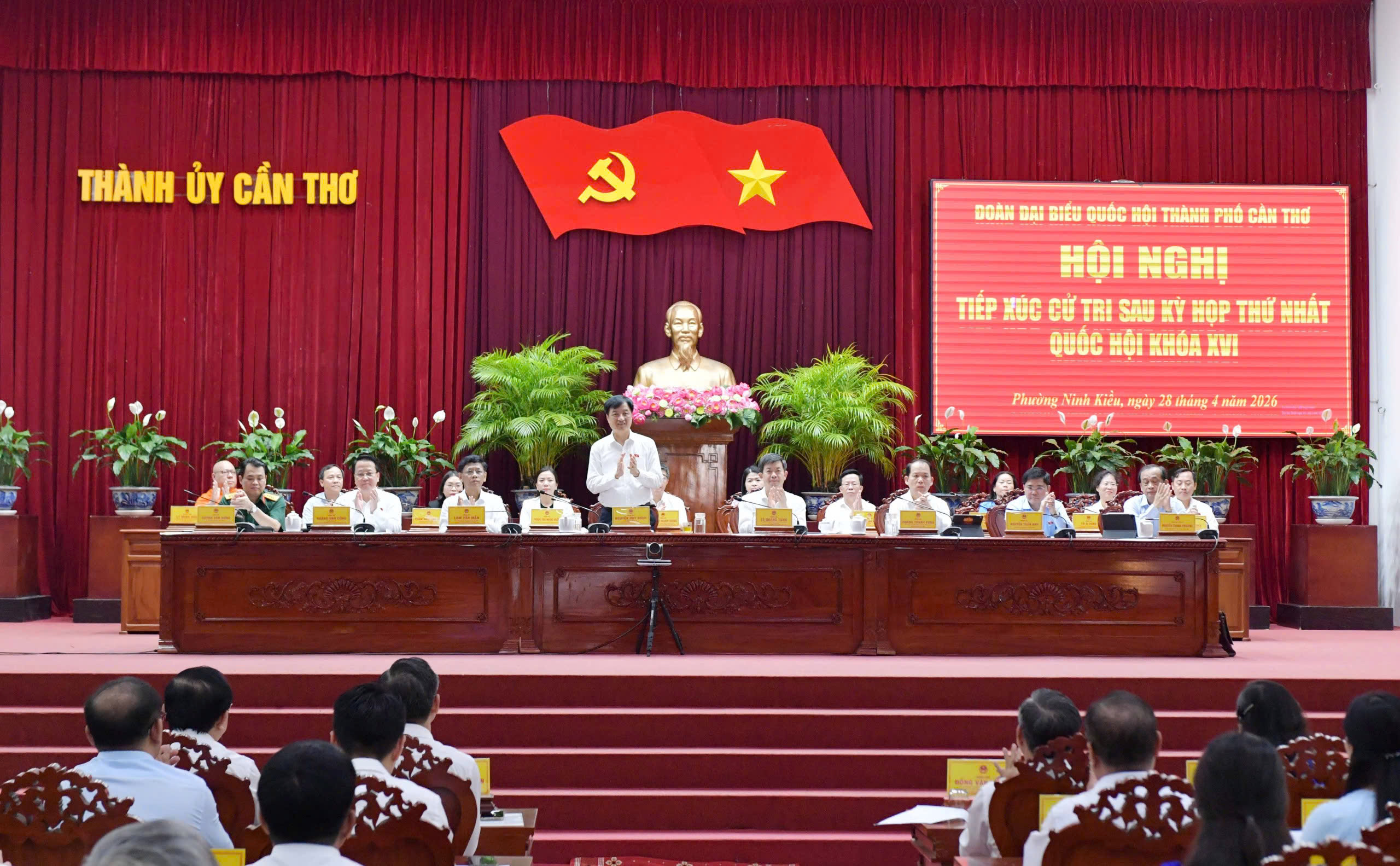 Trưởng Ban Tổ chức Trung ương trả lời cử tri Cần Thơ về phát triển nguồn nhân lực 2026 - Ảnh 1.