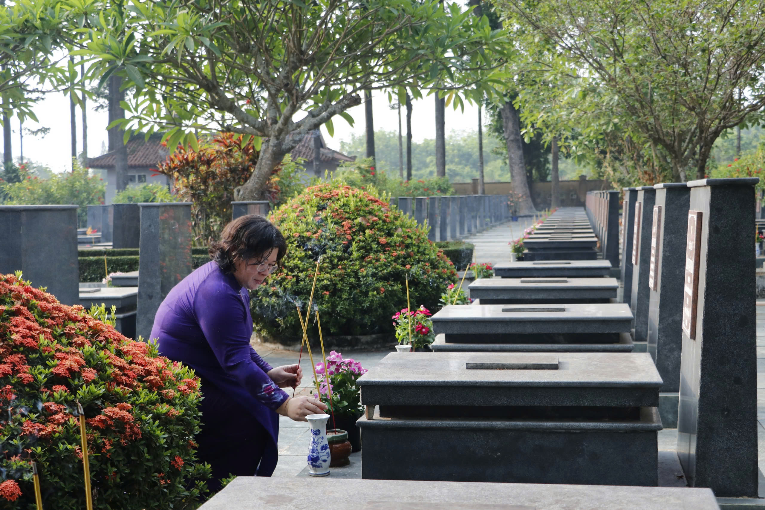 Lãnh đạo TPHCM dâng hương, dâng hoa các Anh hùng liệt sĩ - Ảnh 9.
