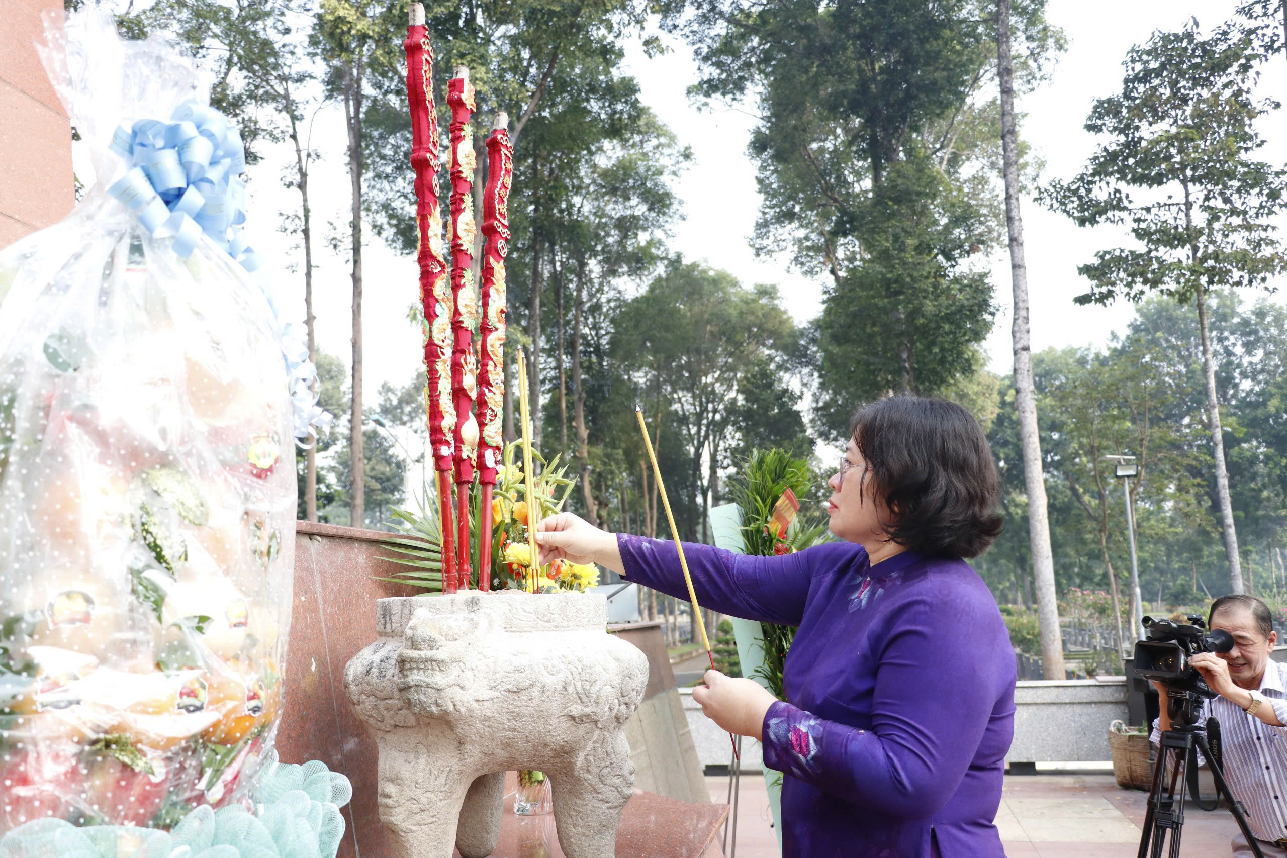 Lãnh đạo TPHCM dâng hương, dâng hoa các Anh hùng liệt sĩ - Ảnh 8.