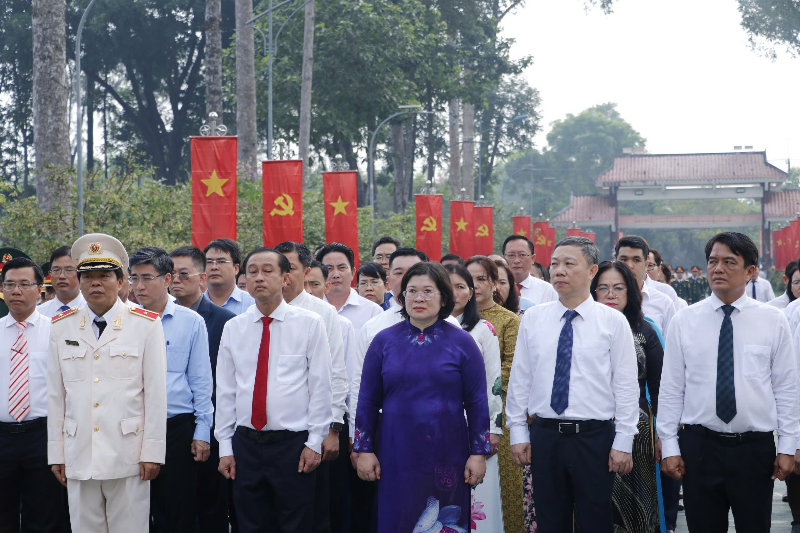 Lãnh đạo TPHCM dâng hương, dâng hoa các Anh hùng liệt sĩ - Ảnh 3.